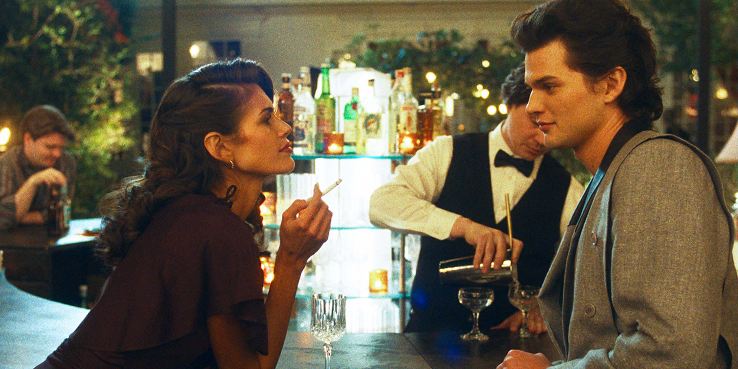 Debbie et Robert au bar dans la série The Shards.