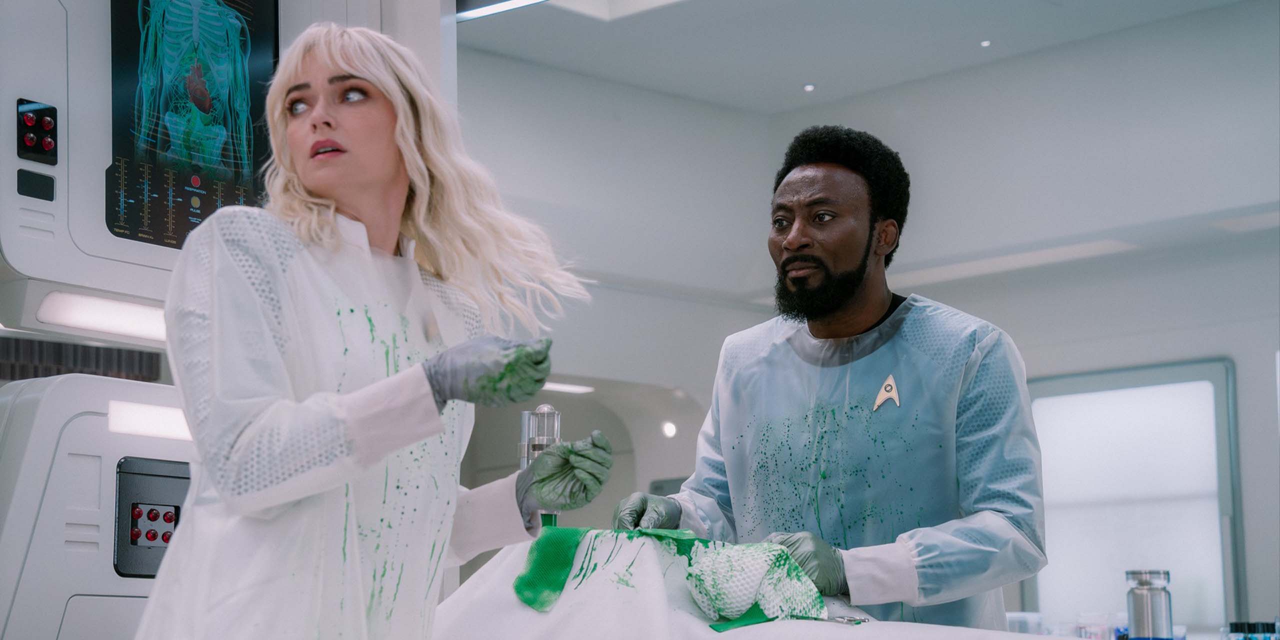 Christine Chapel (Jess Bush) et le Dr M'Benga (Babs Olusanmokun) à l'infirmerie dans la saison 4 de Star Trek: Strange New Worlds.