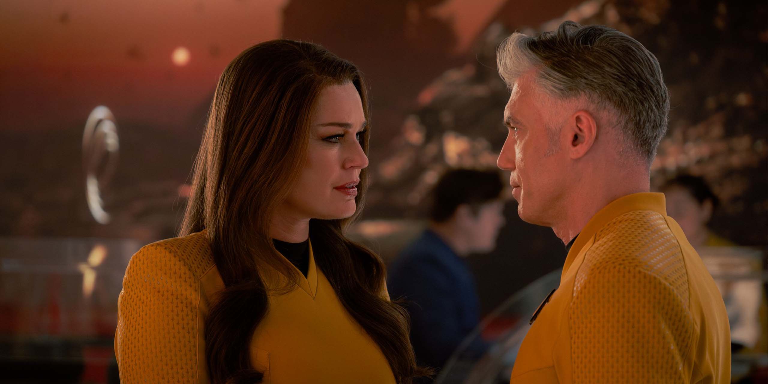 Rebecca Romijn dans le rôle d'Una et Anson Mount dans le rôle du capitaine Pike dans la saison 4 de Strange New Worlds.