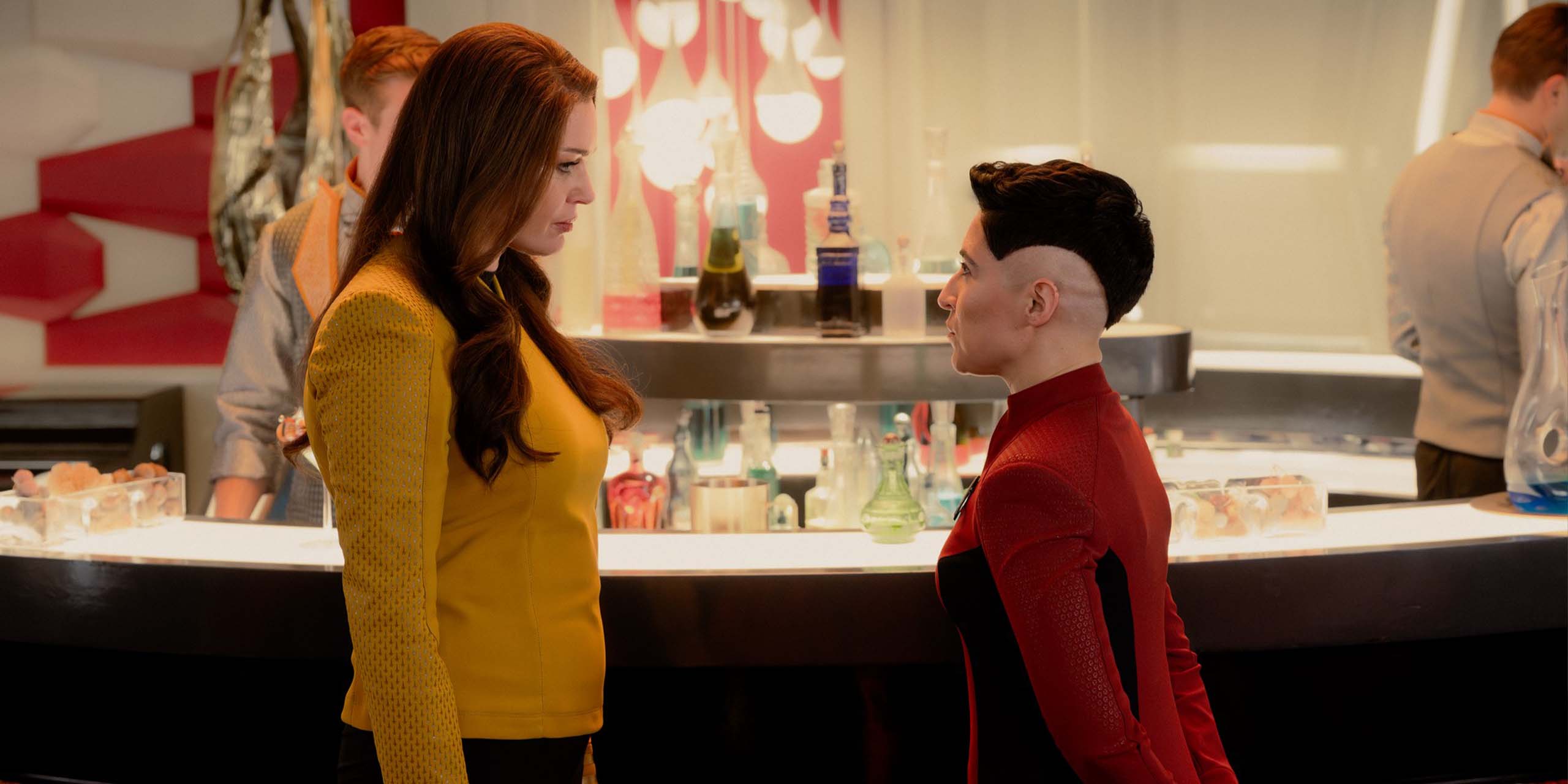 Rebecca Romijn (Numéro Un) et Melissa Navia (Lieutenant Erica Ortegas) dans la saison 4 de Star Trek: Strange New Worlds.