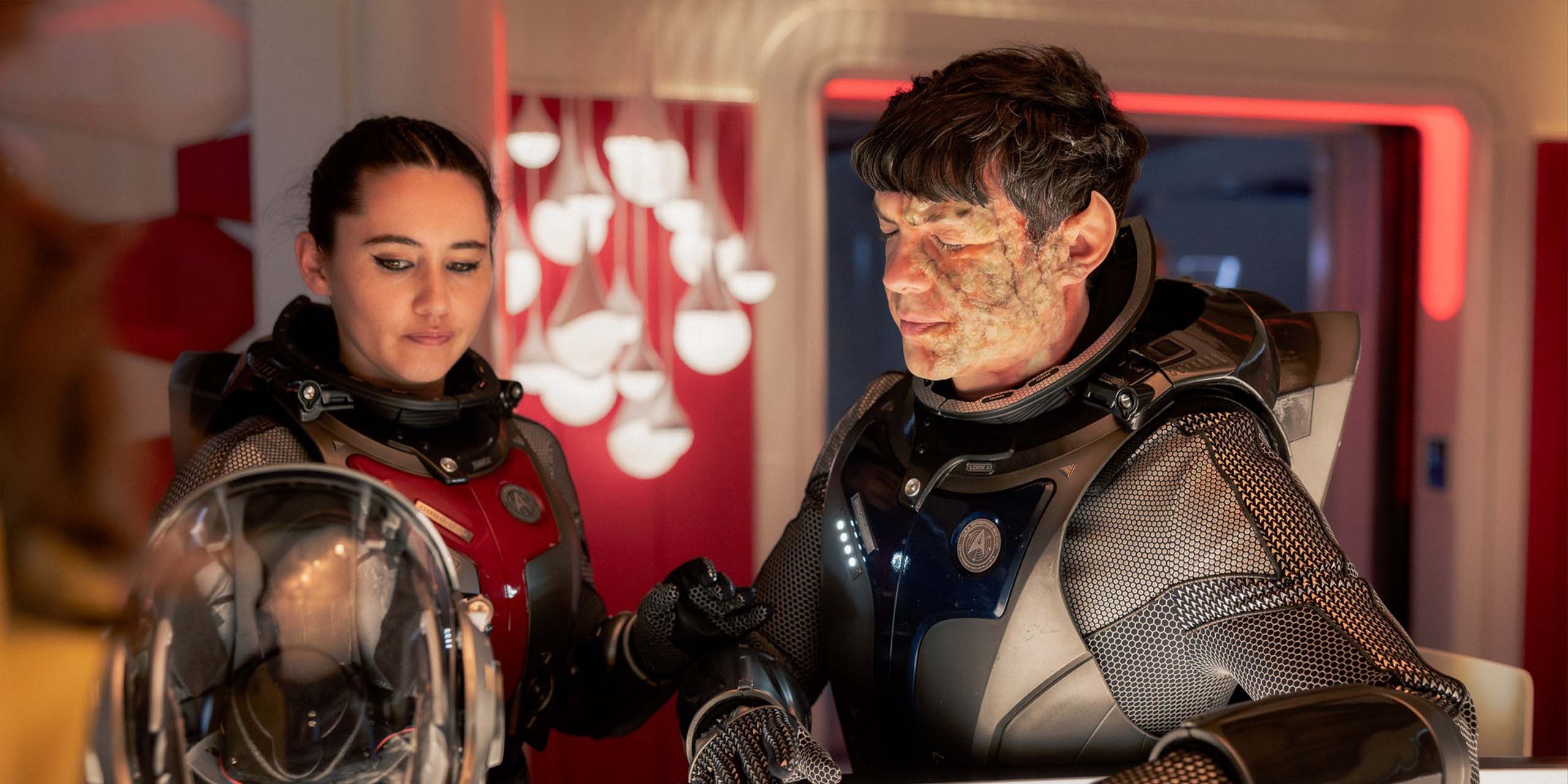 Spock ( Ethan Peck) défiguré dans la saison 4 de Star Trek: Strange New Worlds.