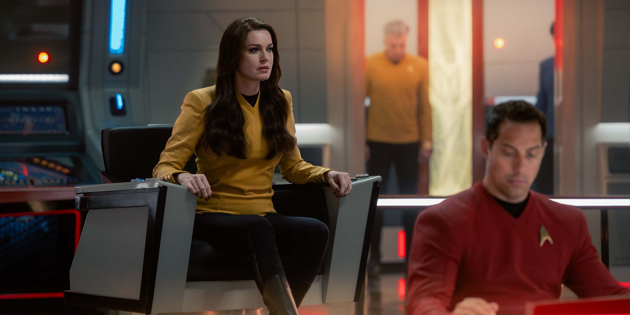 Numéro Un (Rebecca Romijn) aux commandes de l'Entreprise dans Star Trek: Strange New Worlds.
