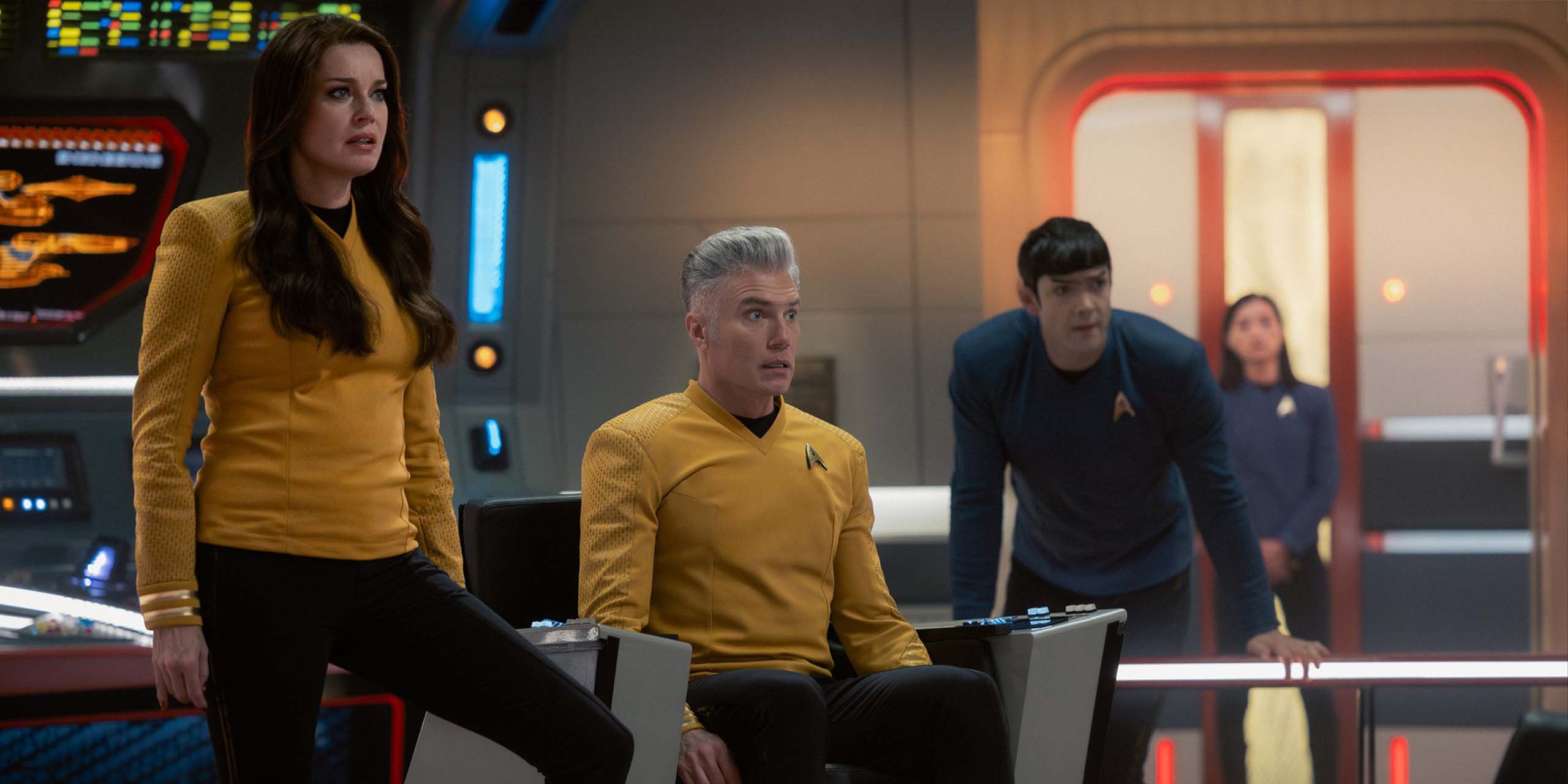 Les doubles de Numéro Un (Rebecca Romijn), capitaine Christopher Pike (Anson Mount) et Spock (Ethan Peck) stupéfaits dans la saison 4 de Star Trek: Strange New Worlds.