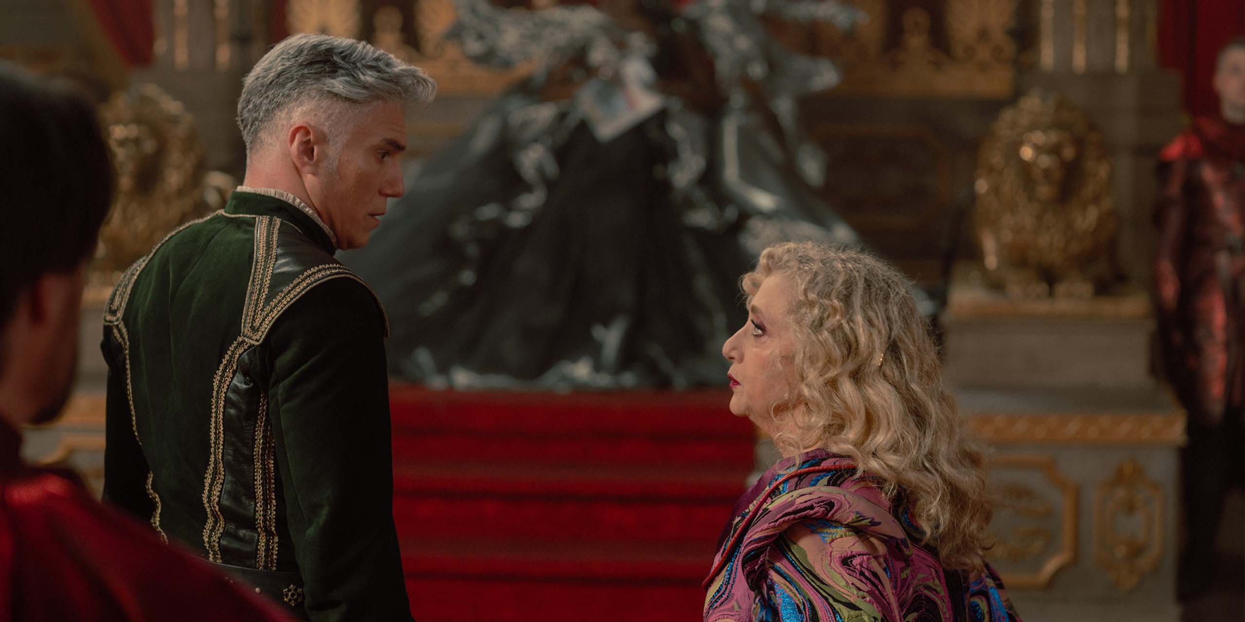 Le capitaine Christopher Pike (Anson Mount) et Pelia (Carol Kane) dans Star Trek: Strange New Worlds.