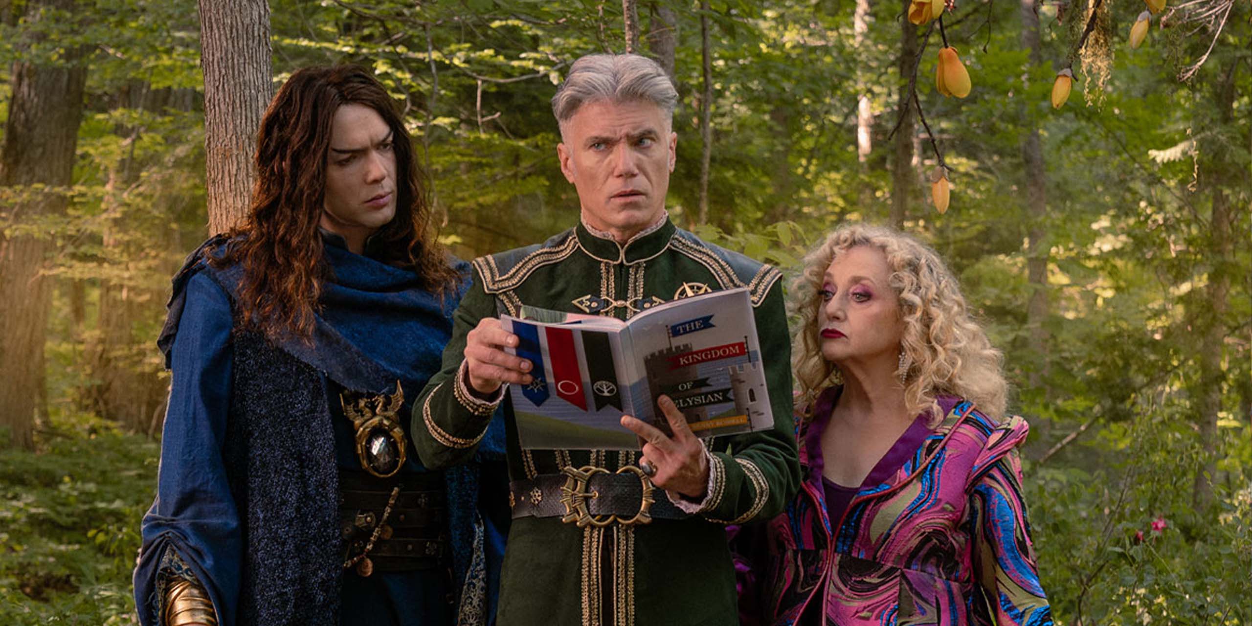 Le capitaine Christopher Pike (Anson Mount) et Spock (Ethan Peck) et Pelia (Carol Kane) à une cérémonie dans Star Trek: Strange New Worlds.