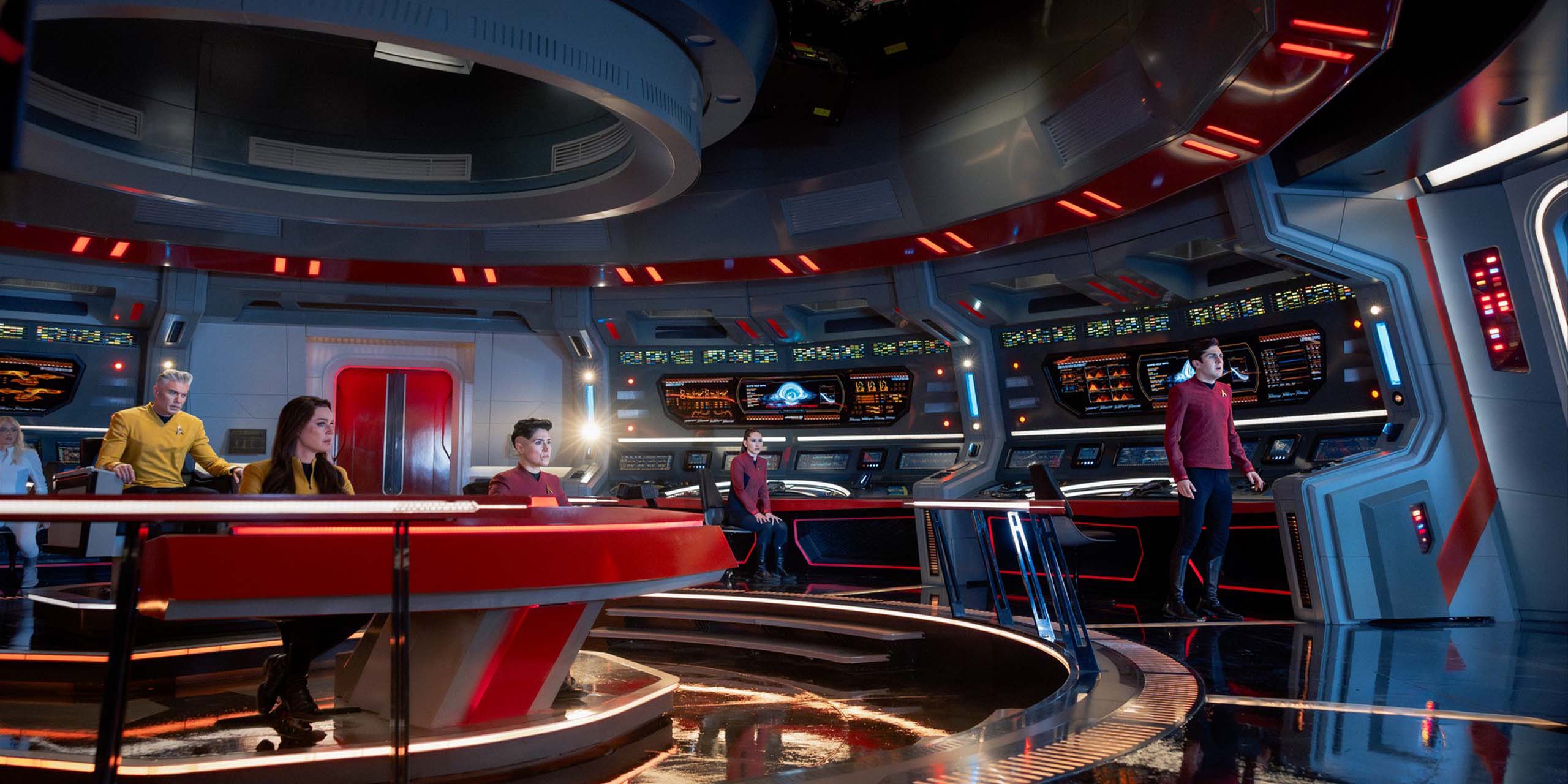 L'équipage sur le pond de l'Entreprise durant le final de la saison 4 de Star Trek: Strange New Worlds.