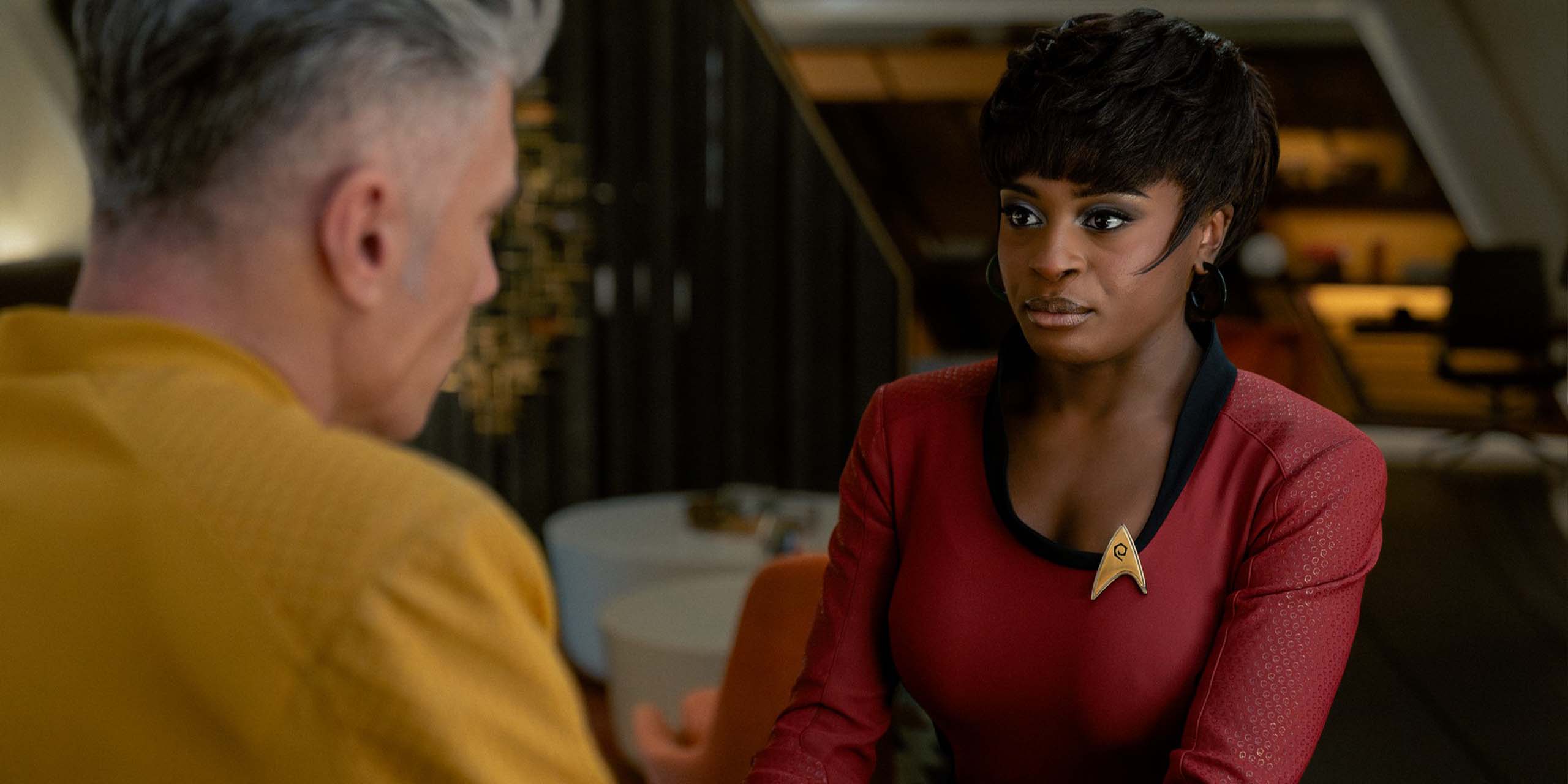 Capitaine Christopher Pike (Anson Mount) et Uhura (Celia Rose Gooding) discutent dans le final de la saison 4 de Star Trek: Strange New Worlds.