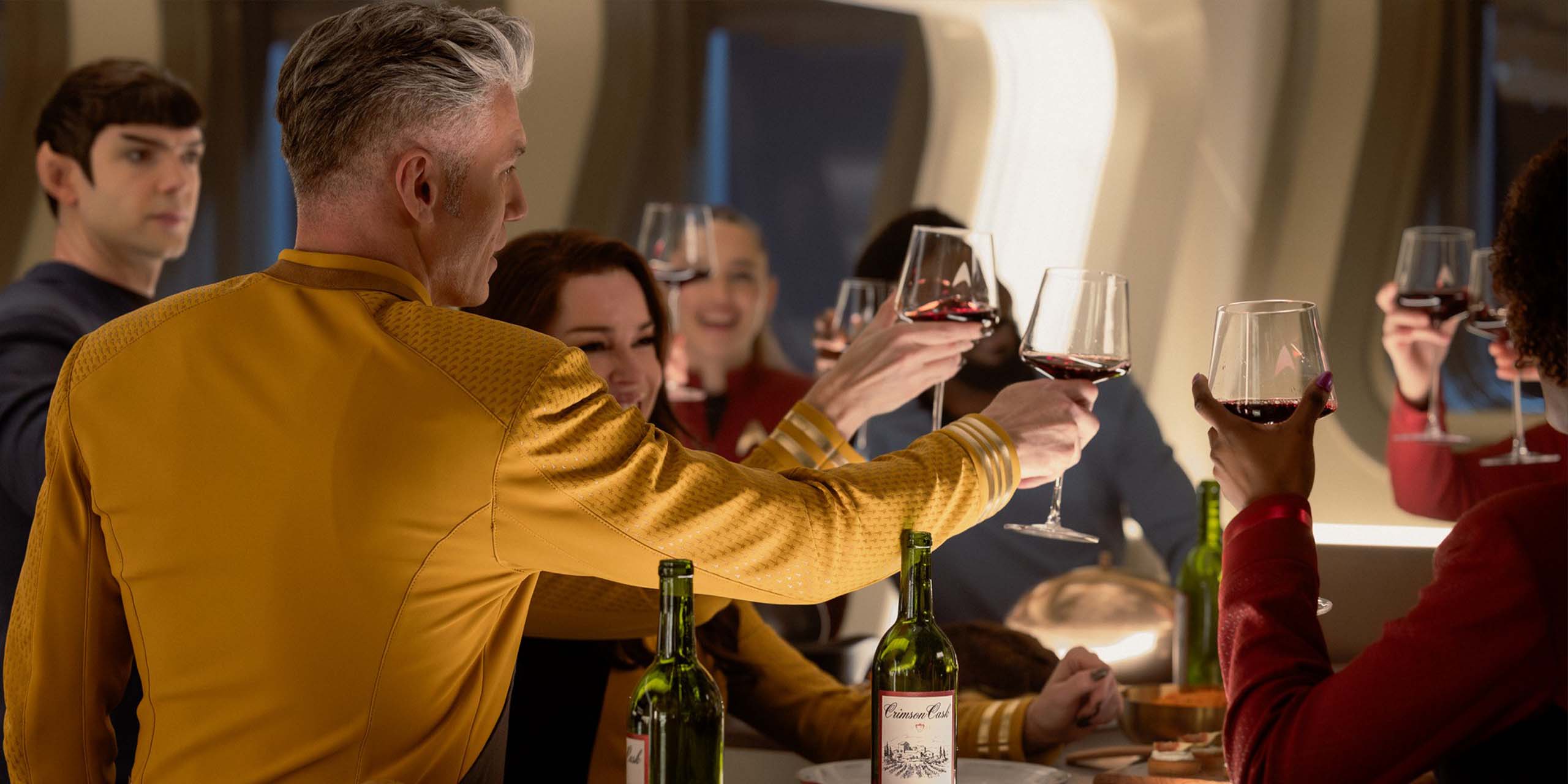 L'équipe célèbre la dernière aventure lors du final de la saison 4 de Star Trek: Strange New Worlds.
