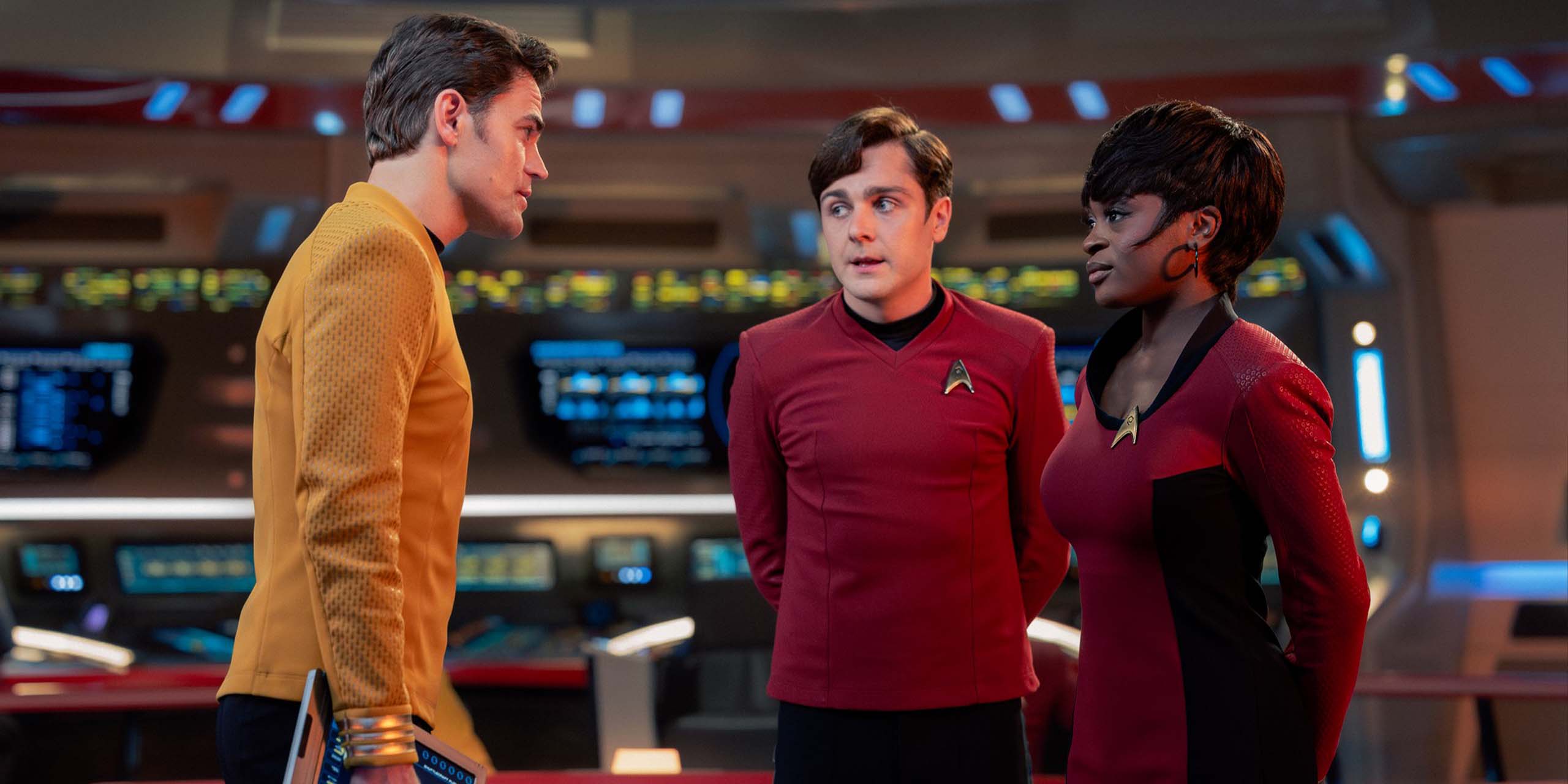 Capitaine James T. Kirk (Paul Wesley), Scotty (Martin Quinn) et Uhura (Celia Rose Gooding) dans Star Trek : Strange New Worlds