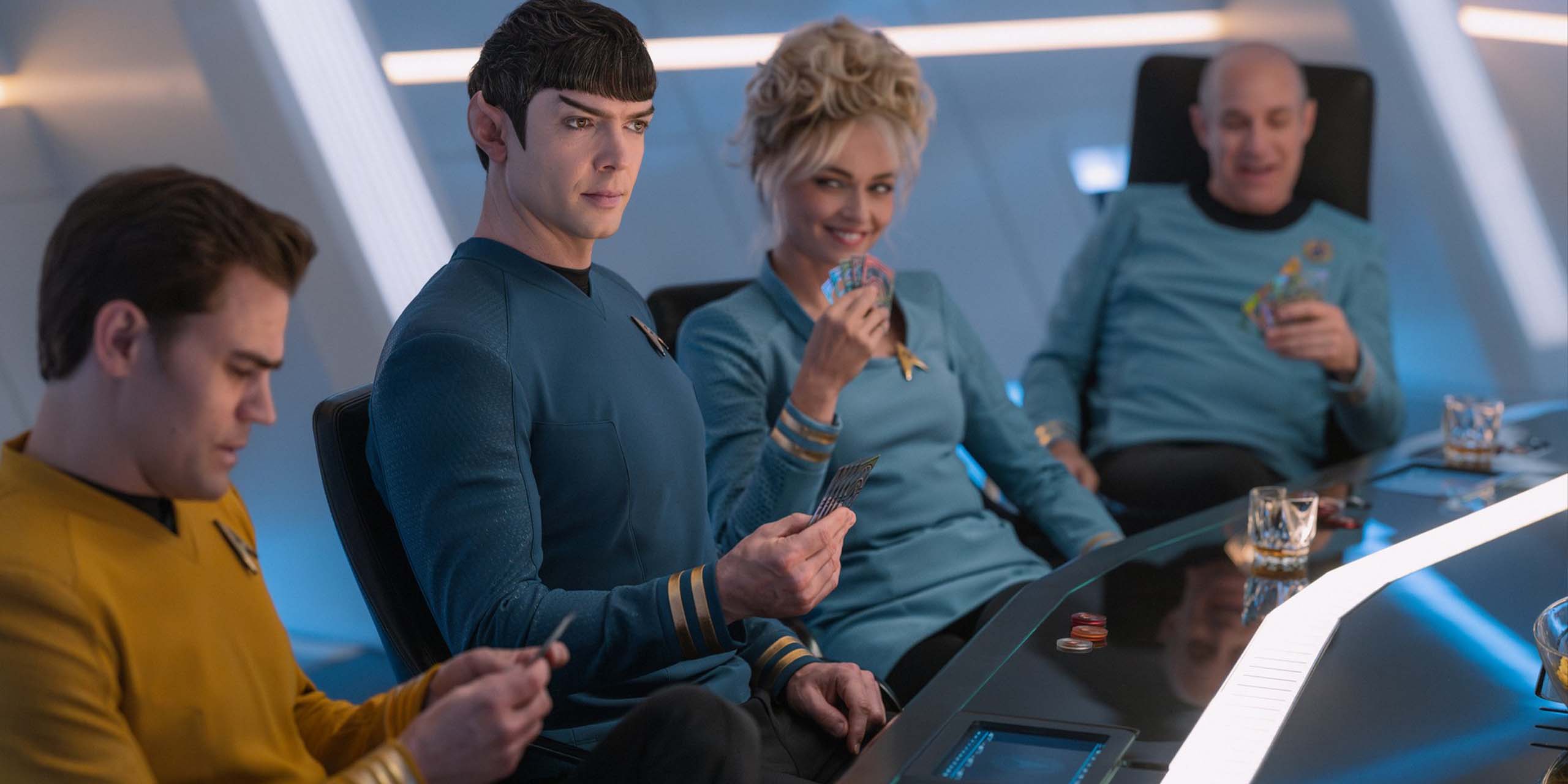 Paul Wesley (James T. Kirk), Ethan Peck (Spock), Jess Bush (Christine Chapel) et Brian Markinson (Dr Boyce) dans Star Trek: Strange new Worlds.