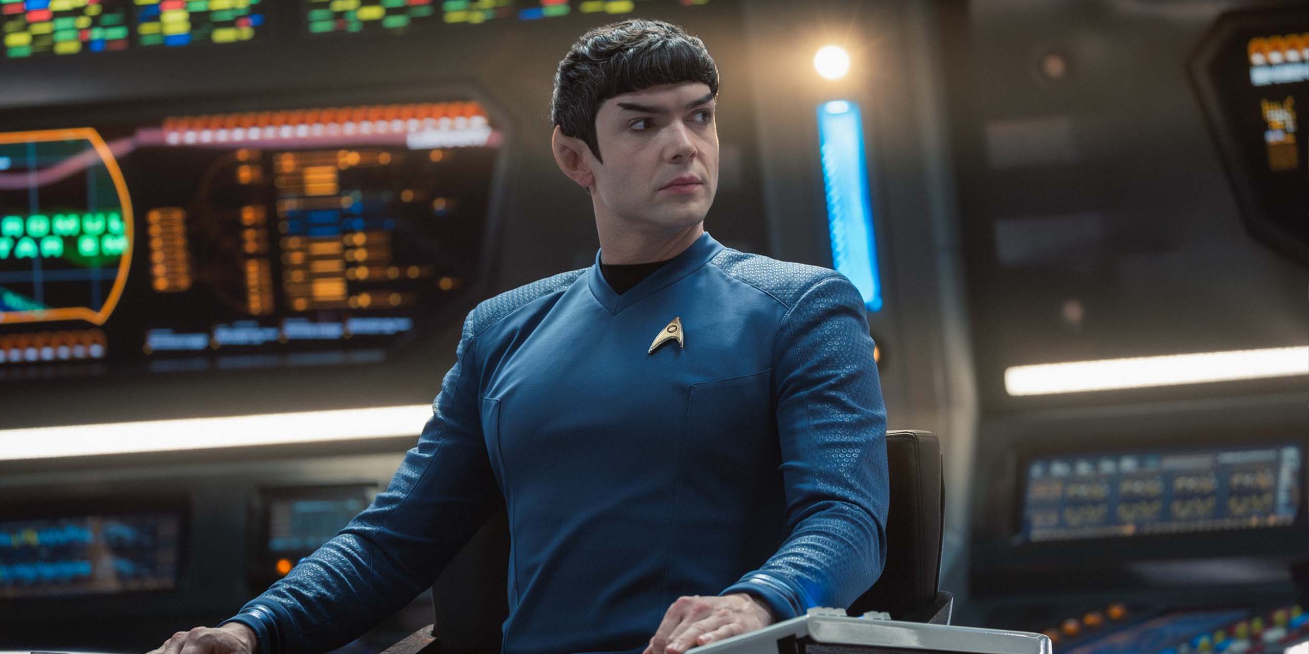 Ethan Peck (Spock) aux commandes de l'Entreprise dans la saison 4 de Star Trek: Strange New Worlds.