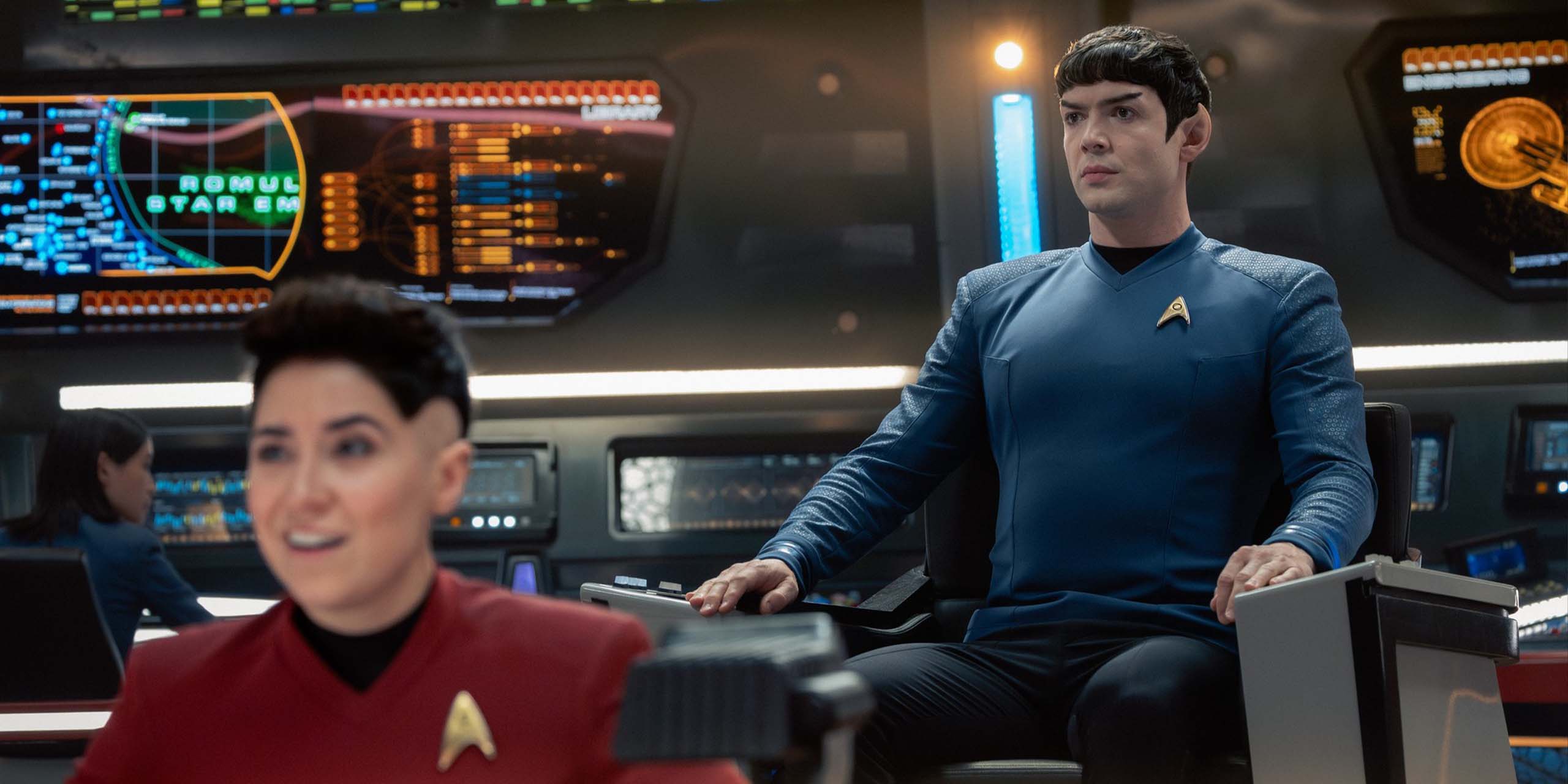 Ethan Peck (Spock) au poste de commandant et Erica Ortegas (Melissa Navias) de l'Entreprise dans la saison 4 de Star Trek: Strange New Worlds.