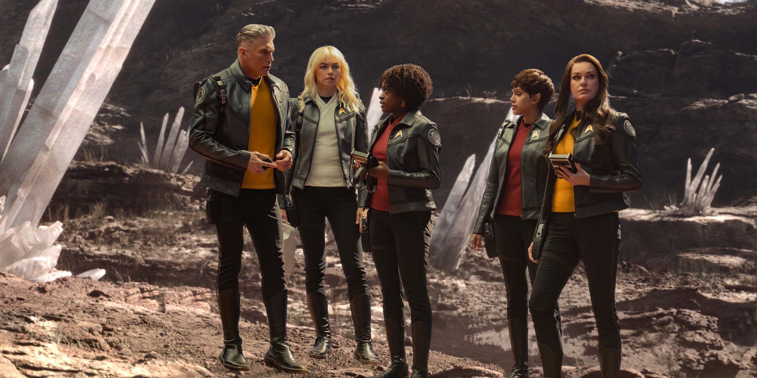En mission, Anson Mount (capitaine Pike), Jess Bush (Christine Chapel), Celia Rose Gooding (Uhura), Bianca Nugara (A'Sha) et Rebecca Romijn (Numéro Un) dans la saison 4 de Star Trek: New Strange Worlds.
