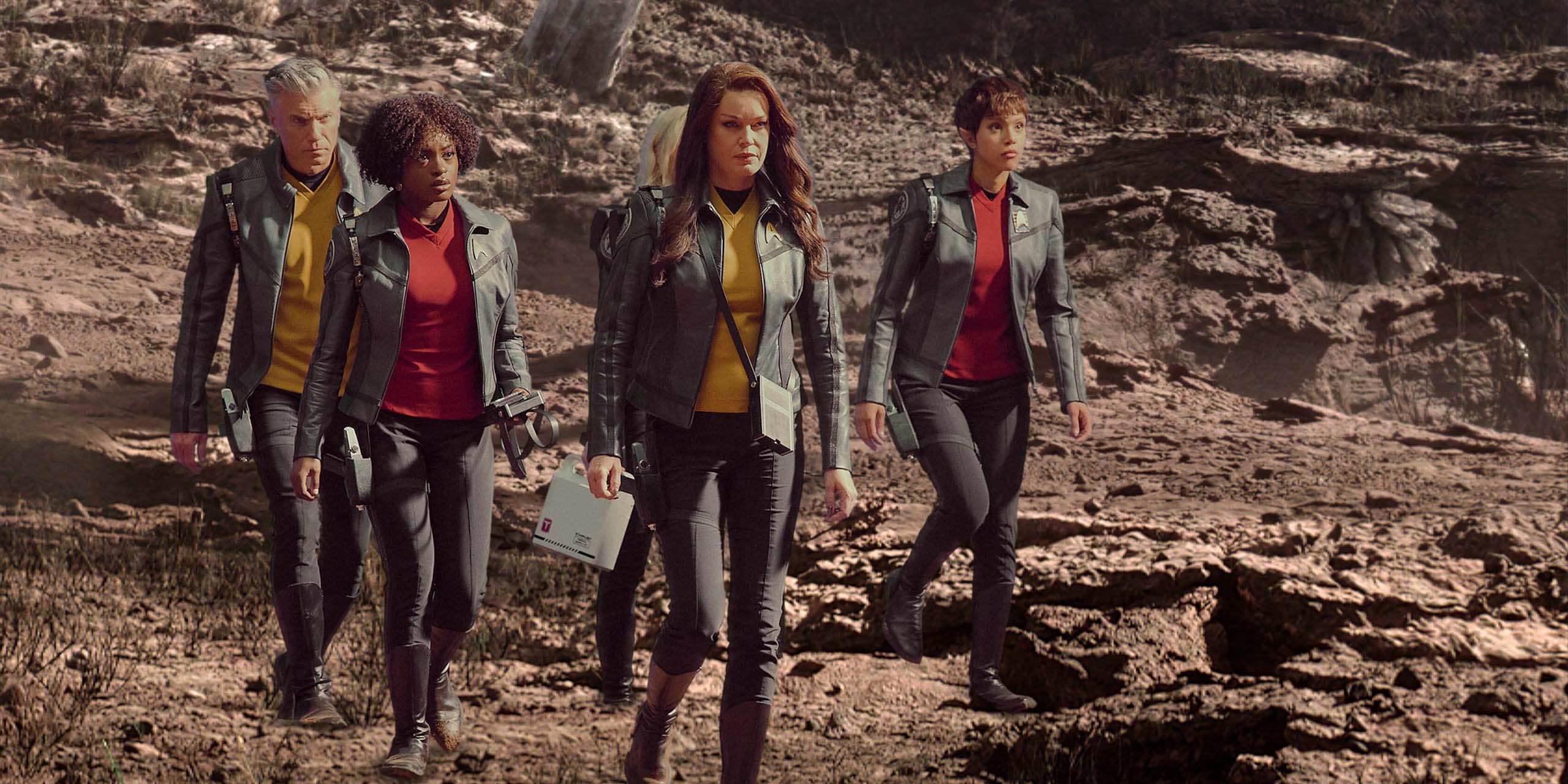Anson Mount (capitaine Pike), Celia Rose Gooding (Uhura), Jess Bush (Christine Chapel), Rebecca Romijn (Numéro Un) et Bianca Nugara (A'Sha) dans la saison 4 de Star Trek: Strange New Worlds.