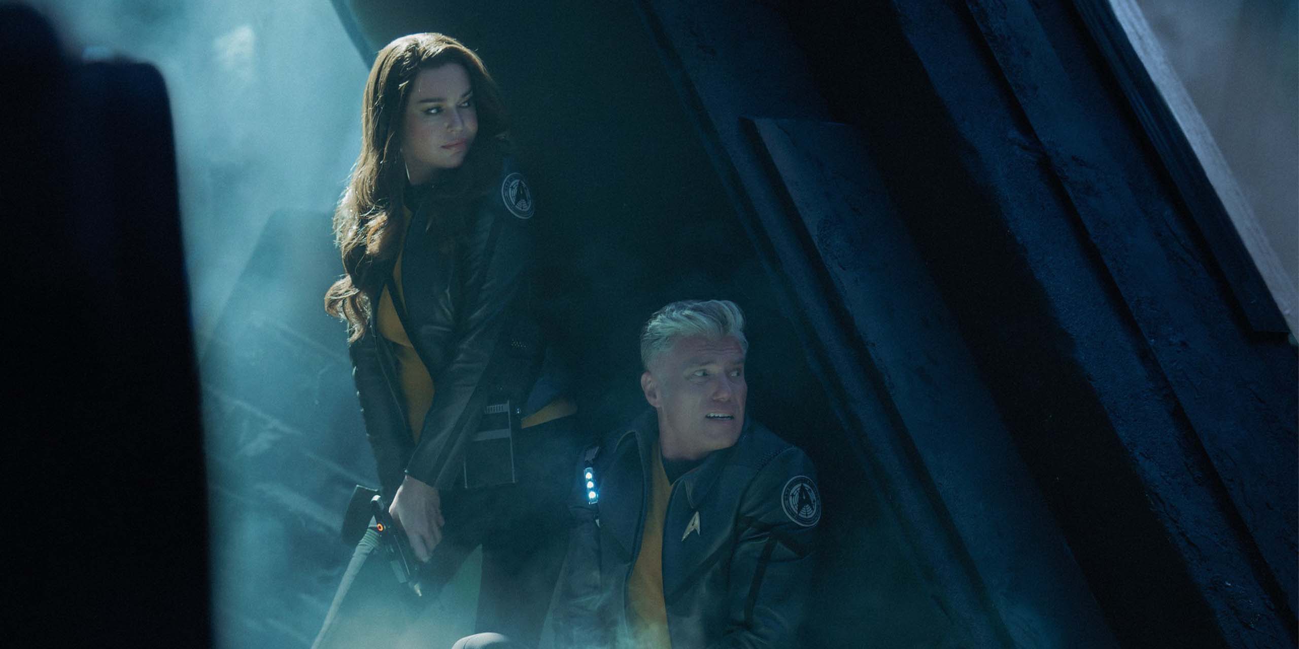 Rebecca Romijn (Numéro Un) et Anson Mount (capitaine Pike) dans la saison 4 de Star Trek: Strange New Worlds.