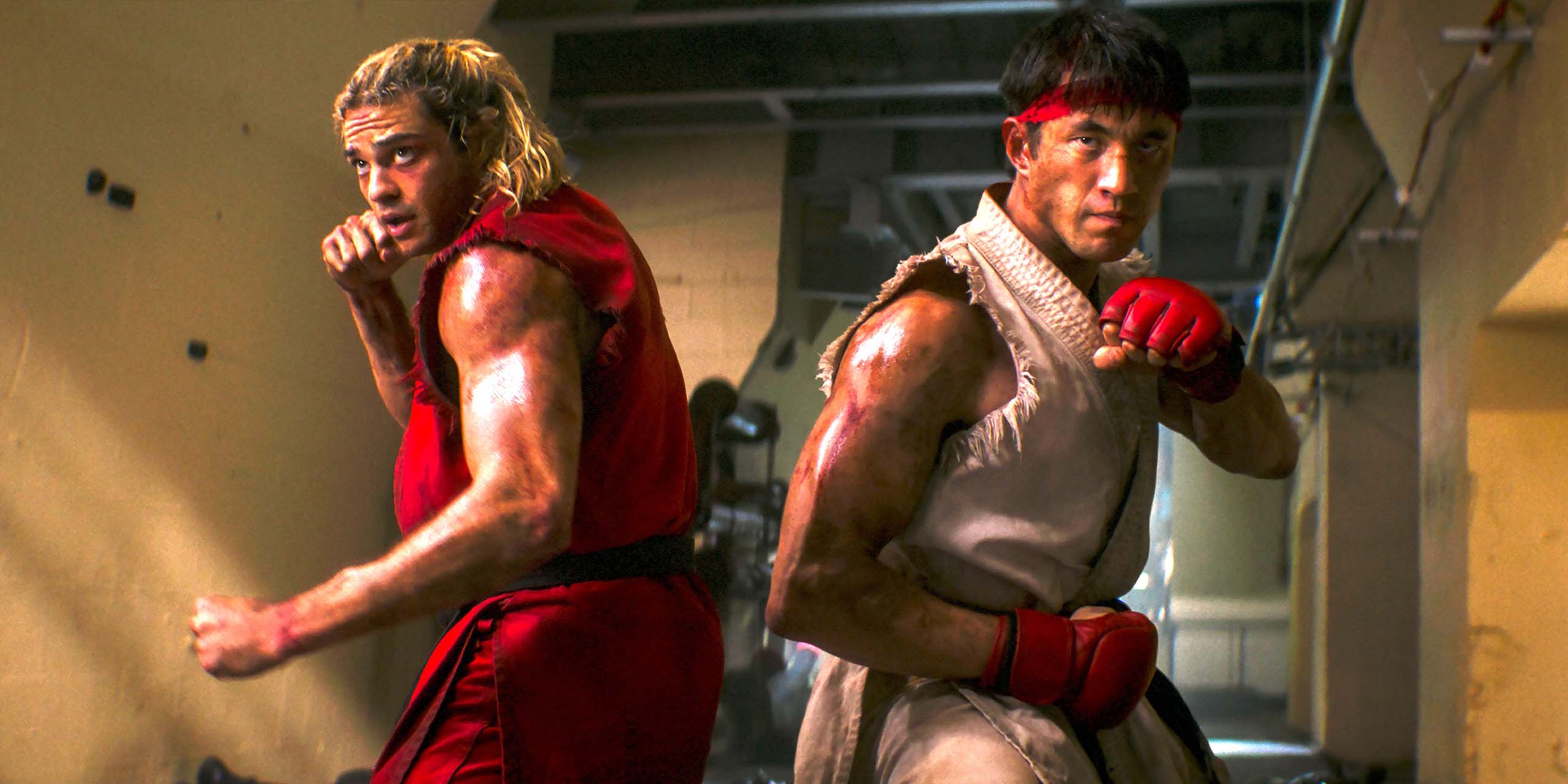 Ken (Noah Centineo) et Ryu (Andrew Koji) face à face dans un couloir, en position de combat dans le film Street Fighter (2026).