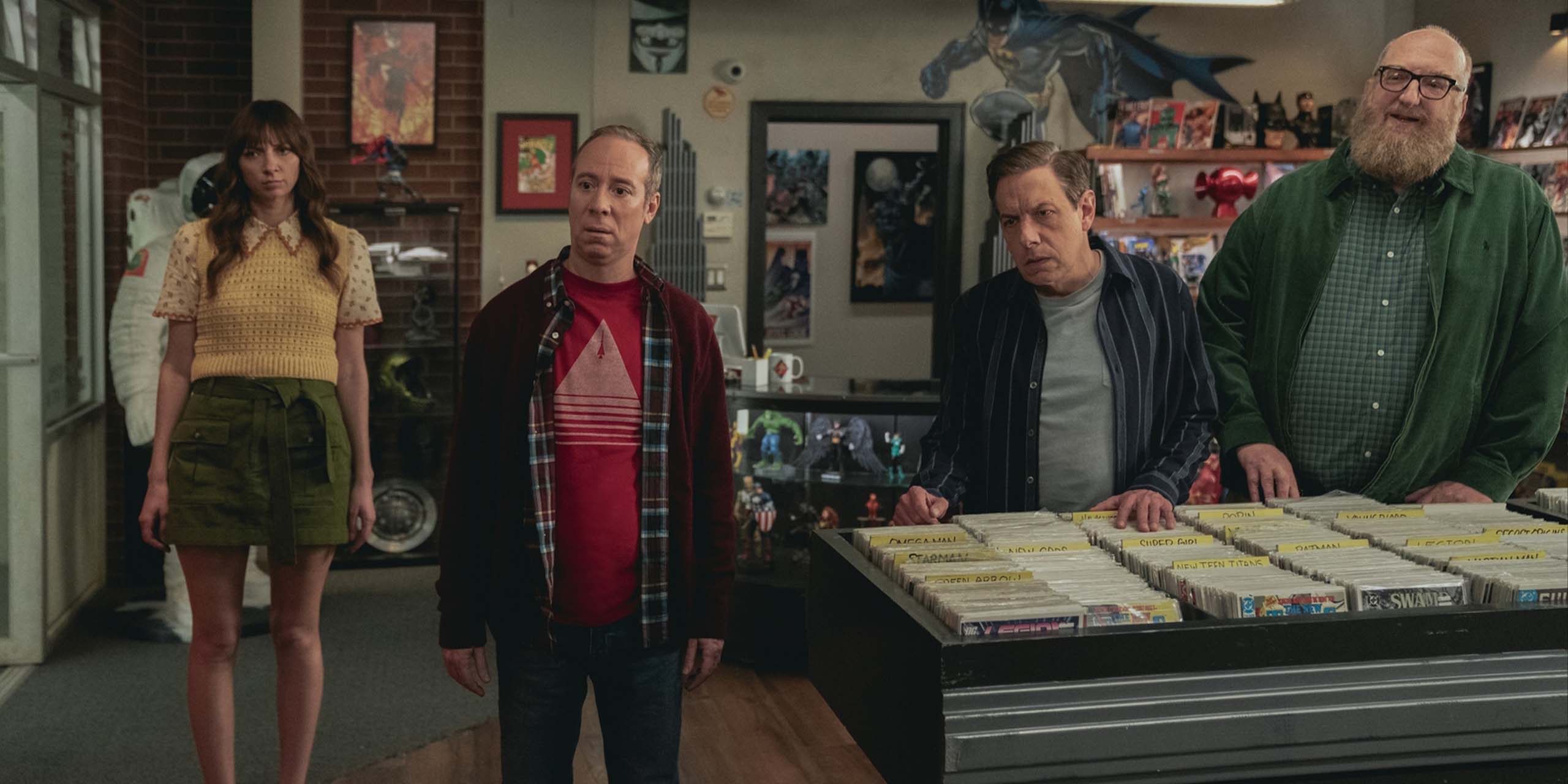 Stuart Bloom (Kevin Sussman), Denise (Lauren Lapkus), Bert Kibbler (Brian Posehn) et Barry Kripke (John Ross Bowie) de retour dans la librairie dans le final de Stuart fails to save the universe.