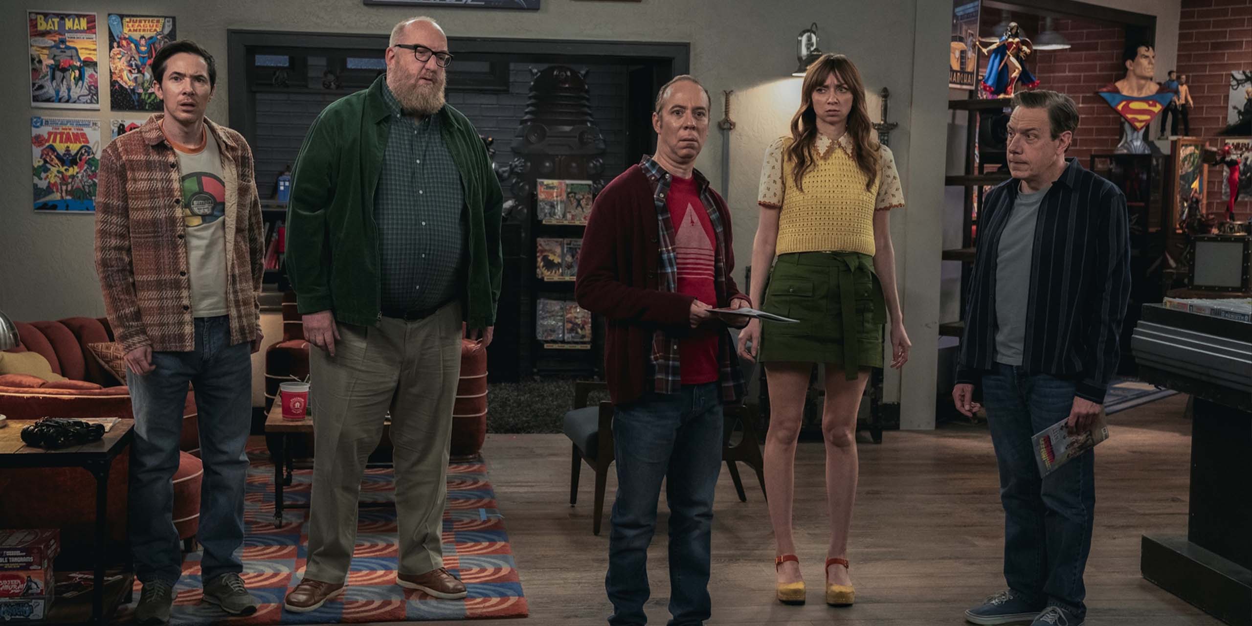 Stuart Bloom (Kevin Sussman), Denise (Lauren Lapkus), Bert Kibbler (Brian Posehn) et Barry Kripke (John Ross Bowie) ont quitté le comic book pour revenir à la librairie dans le final de Stuart fails to save the universe.