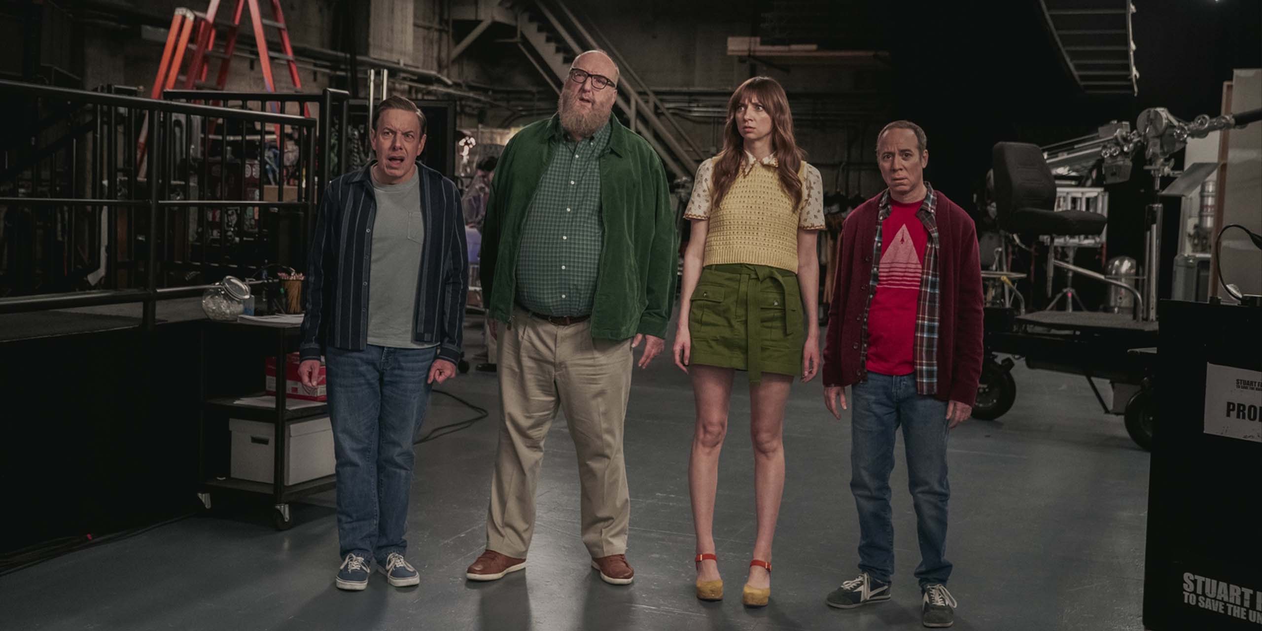 Stuart Bloom (Kevin Sussman), Denise (Lauren Lapkus), Bert Kibbler (Brian Posehn) et Barry Kripke (John Ross Bowie) dans les studios de la Warner dans le final de Stuart fails to save the universe.