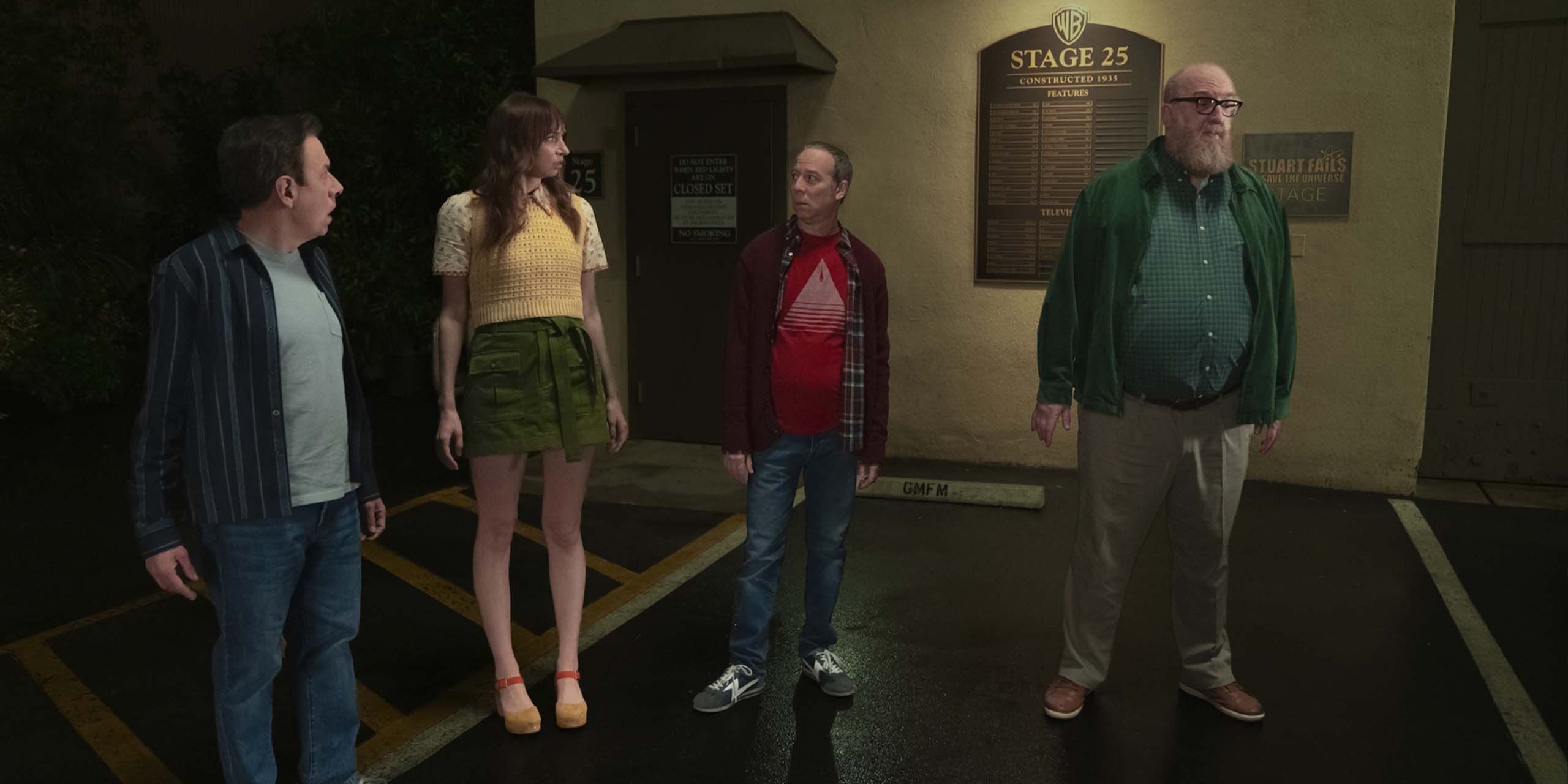Stuart Bloom (Kevin Sussman), Denise (Lauren Lapkus), Bert Kibbler (Brian Posehn) et Barry Kripke (John Ross Bowie) sur le plateau de tournage de la série Stuart fails to save the universe.