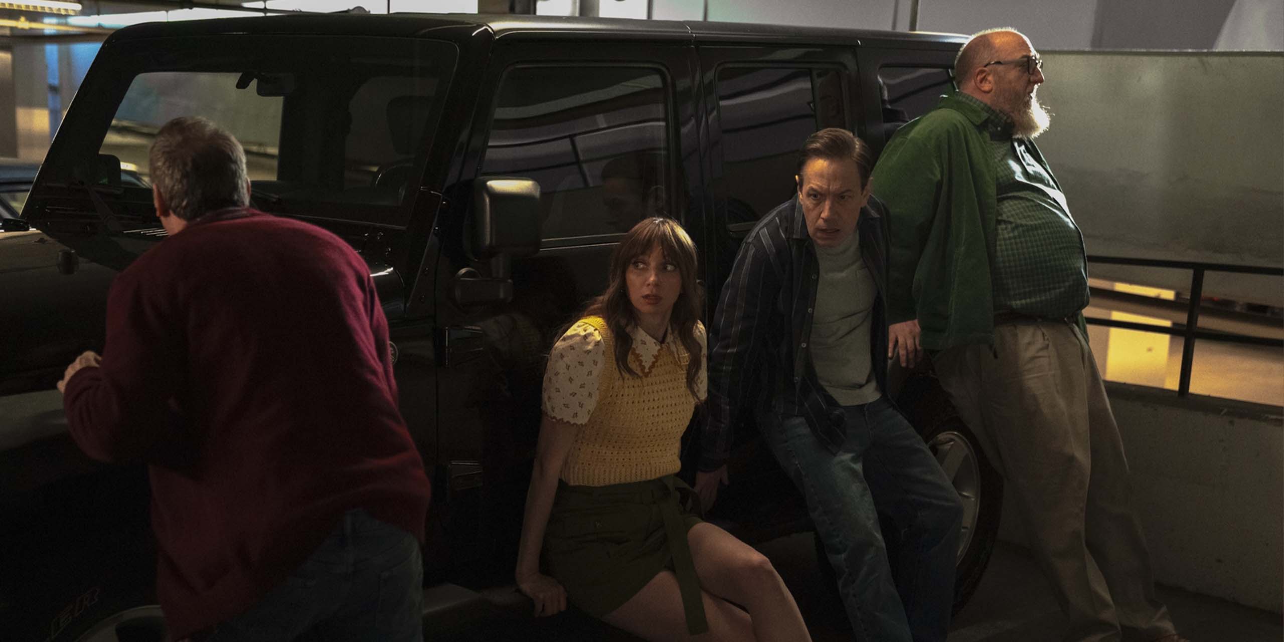 Stuart, Denise, Barry et Bert cachés derrière une voiture, dans Stuart fails to save the Universe.