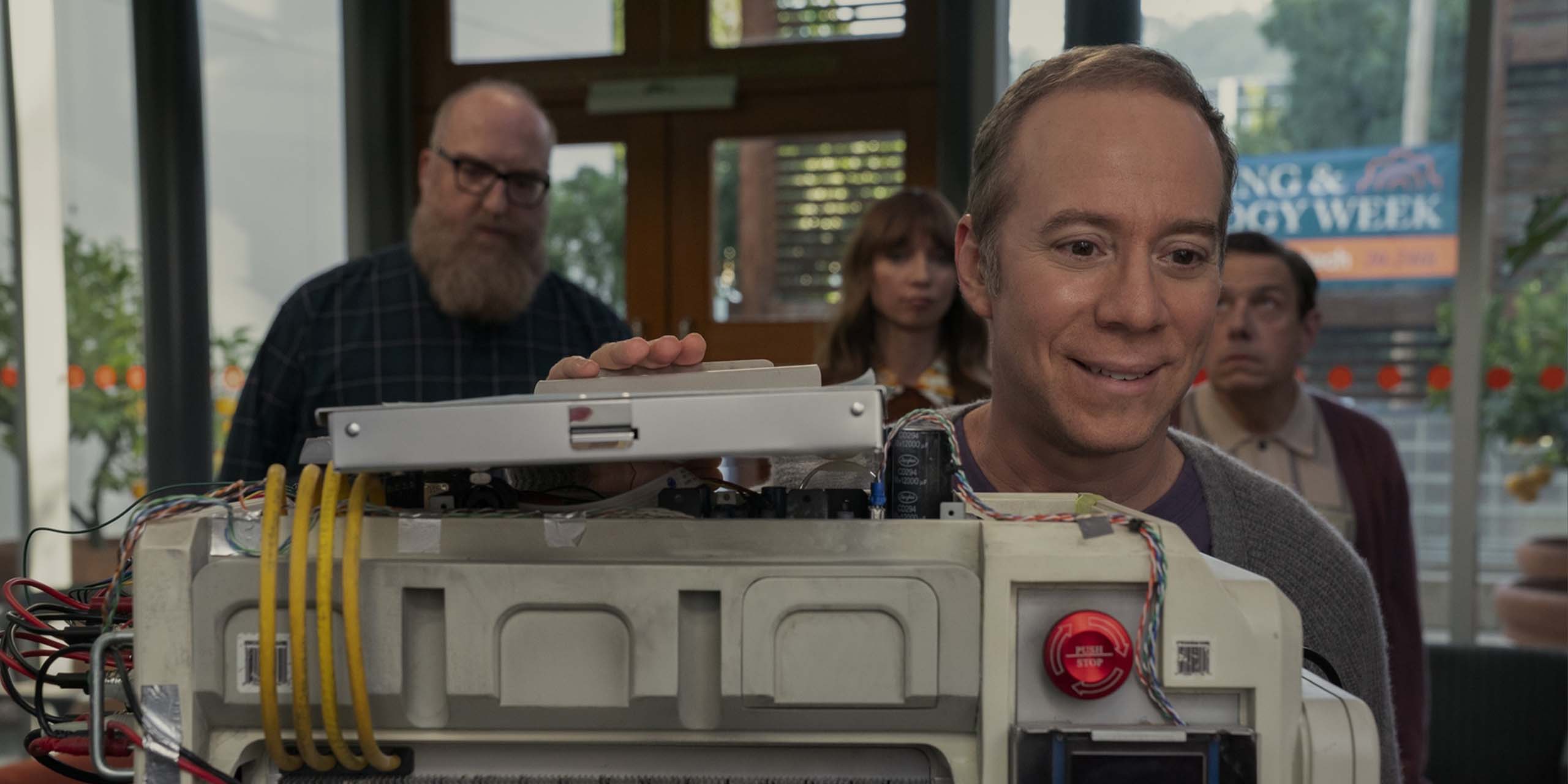 Stuart souriant avec la machine cassée dans Stuart fails to save the universe.