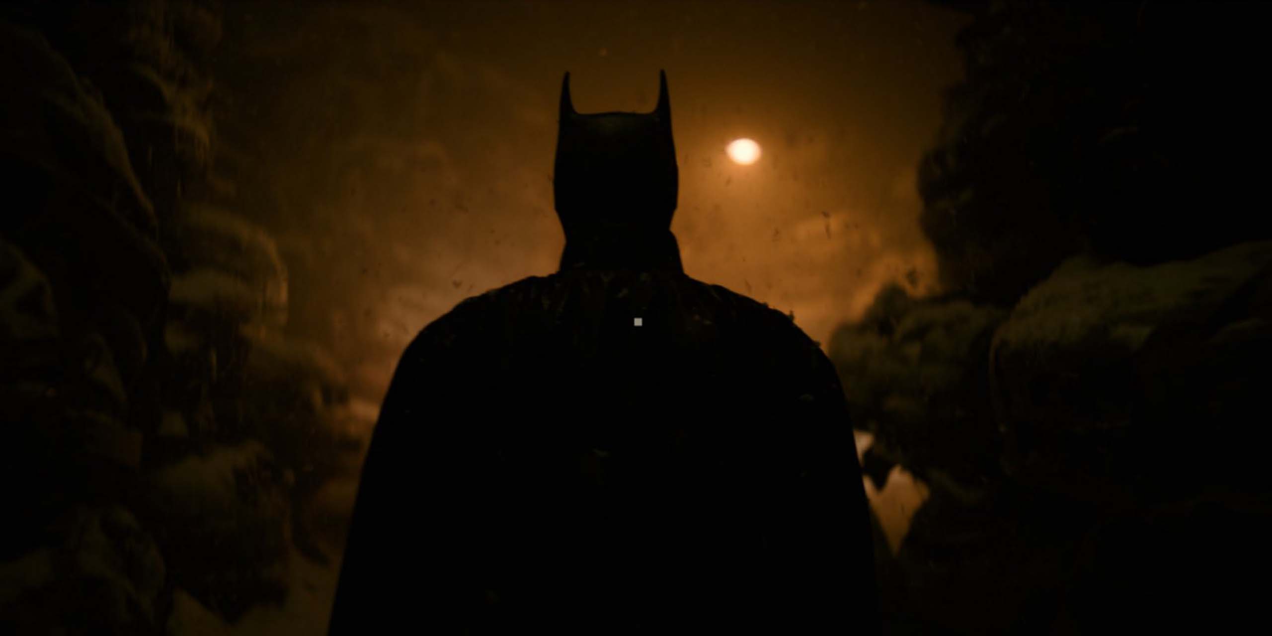 Robert Pattinson dans le costume du Chevalier Noir de dos dans The Batman 2.