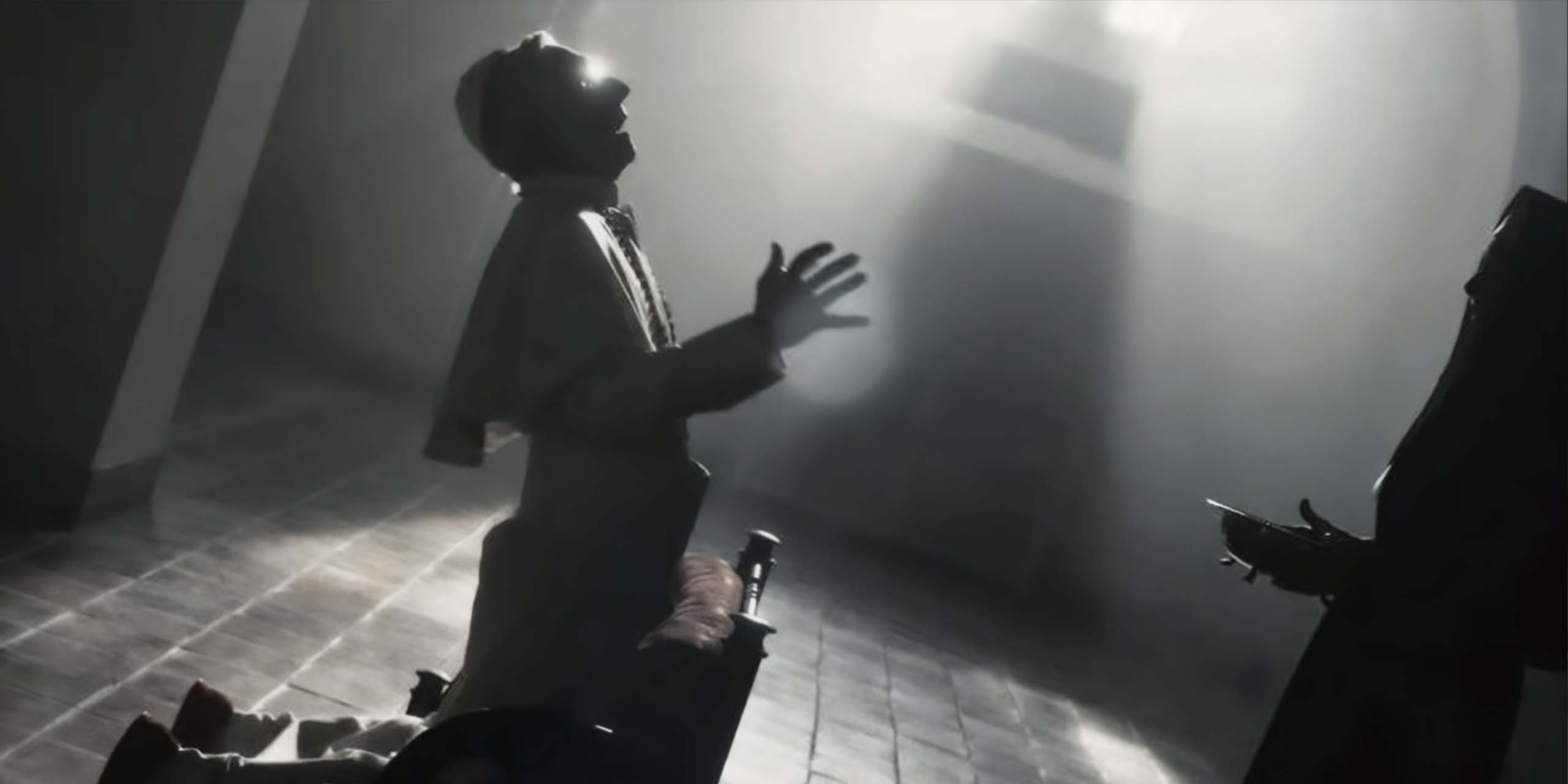 une religieuse apporte un mystérieux coffret au pape Pie XII dans la saison 13 d'American Horror Story.