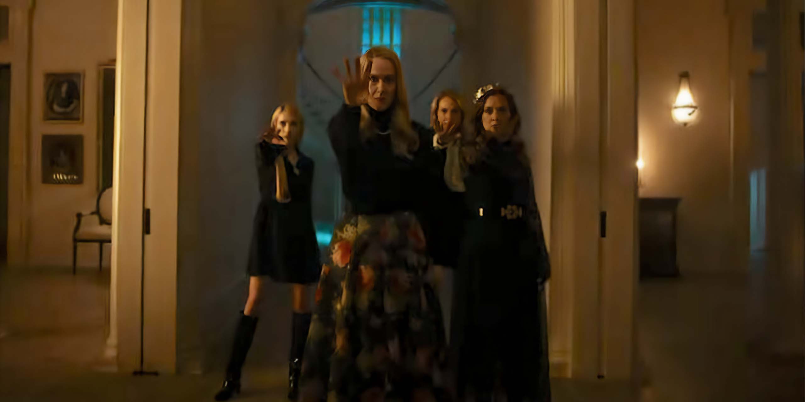 Le Coven composé de Wilhemina (Sarah Paulson), Madison (Emma Roberts), Mallory (Billie Lourd) et Coco (Leslie Grossman), dans la saison 13 d'American Horror Story.
