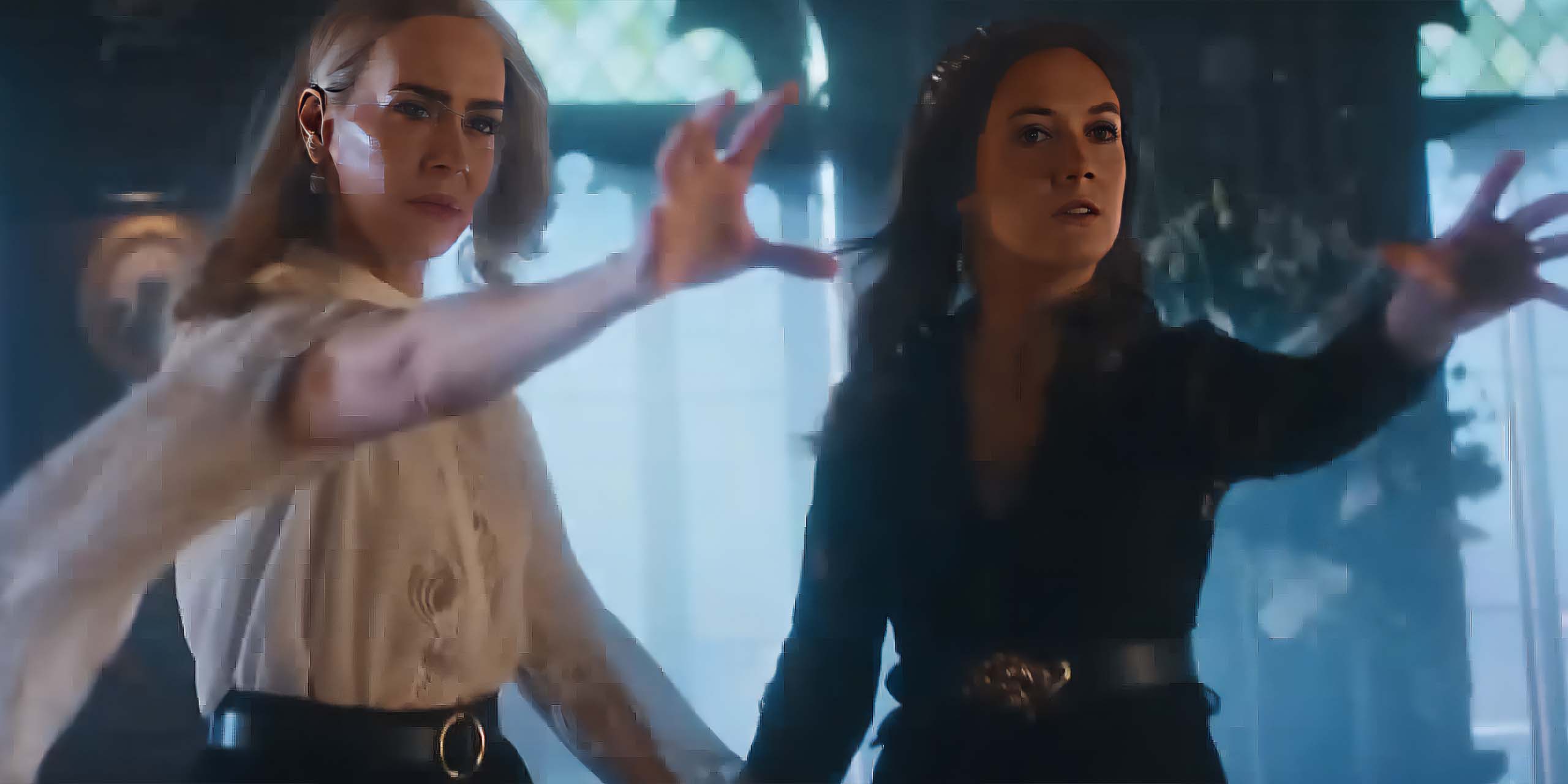 Wilhemina Venable (Sarah Paulson) et Mallory (Billie Lourd) lancent un sortilège dans le final d'American Horror Story 13.