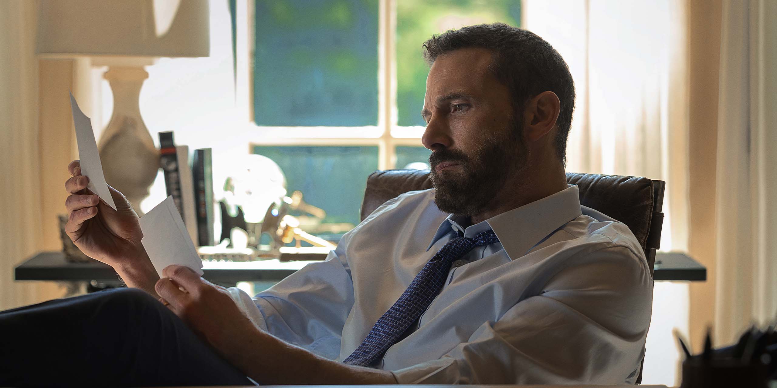Ben Affleck assis à un bureau dans Animals