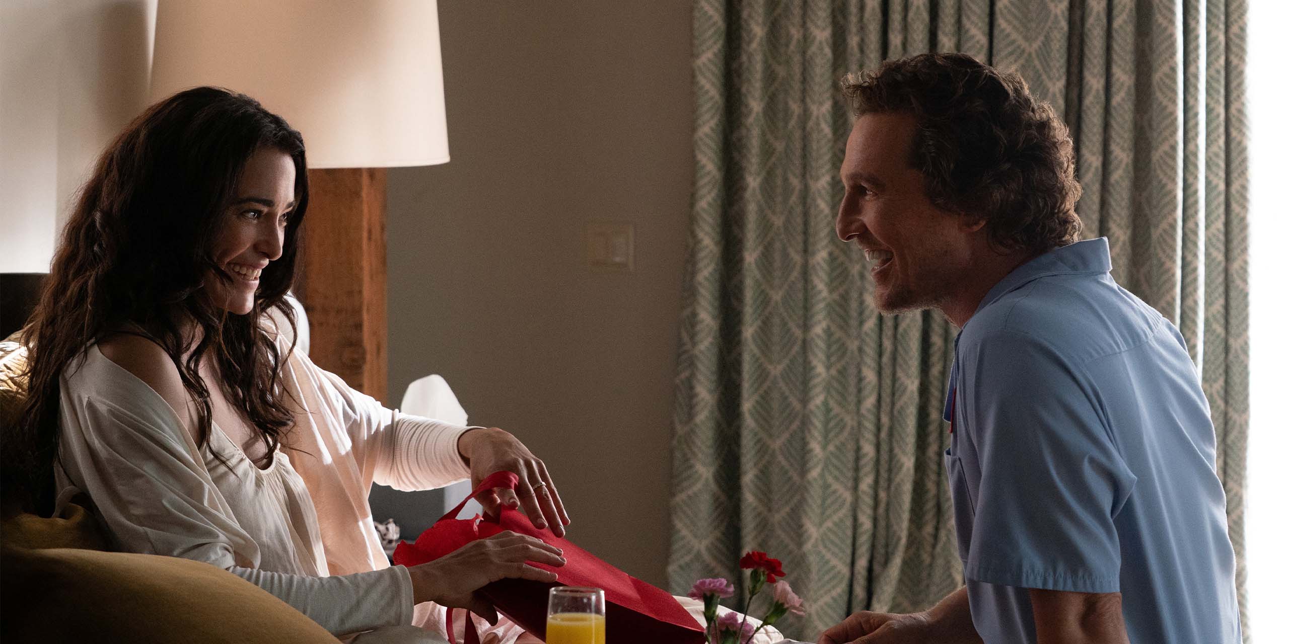 Natalie Martinez ouvre un cadeau offert par Matthew McConaughey dans Brothers.