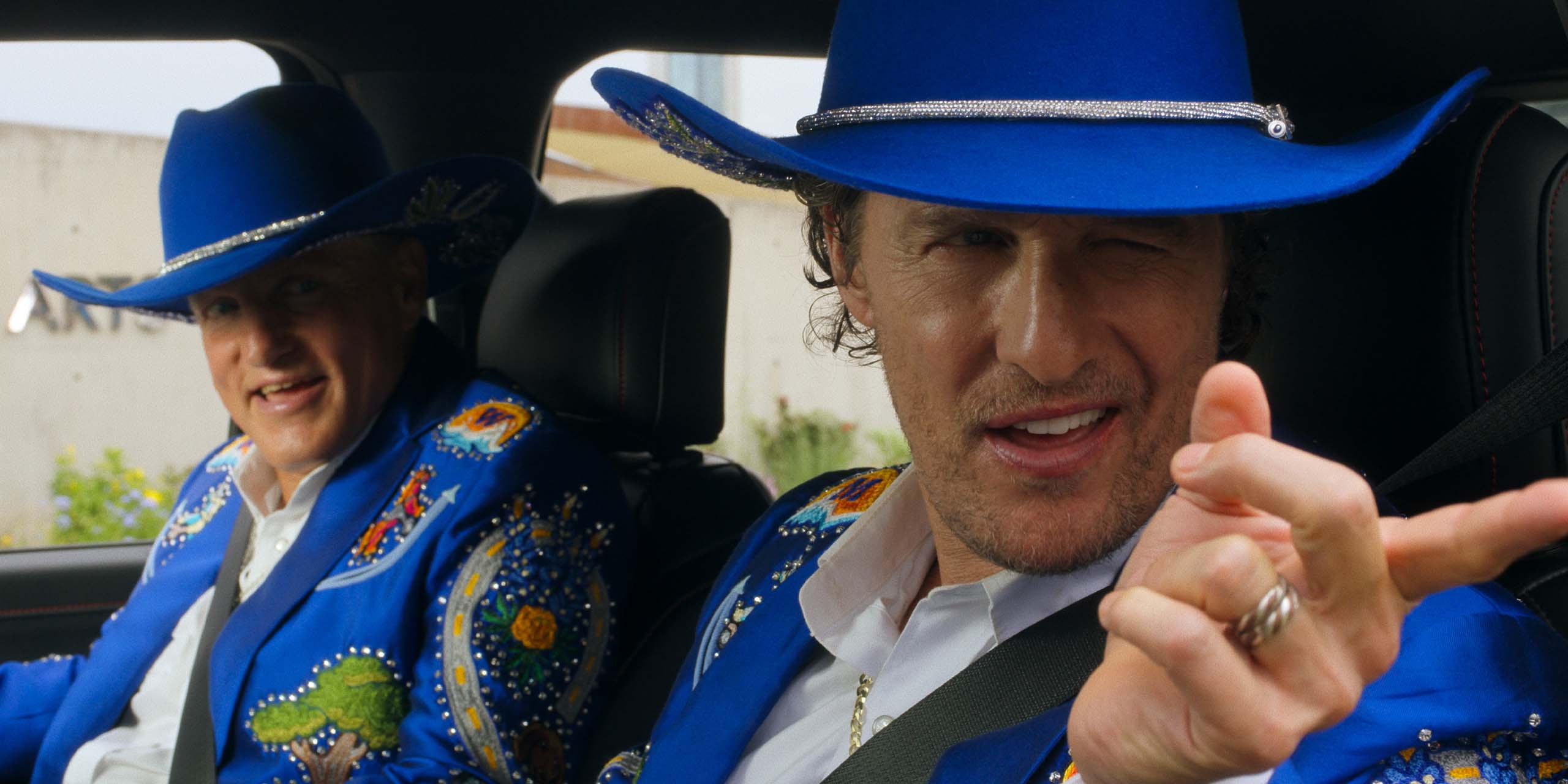 Woody Harrelson et Matthew McConaughey dans la voiture, en tenue de scène, dans Brothers.