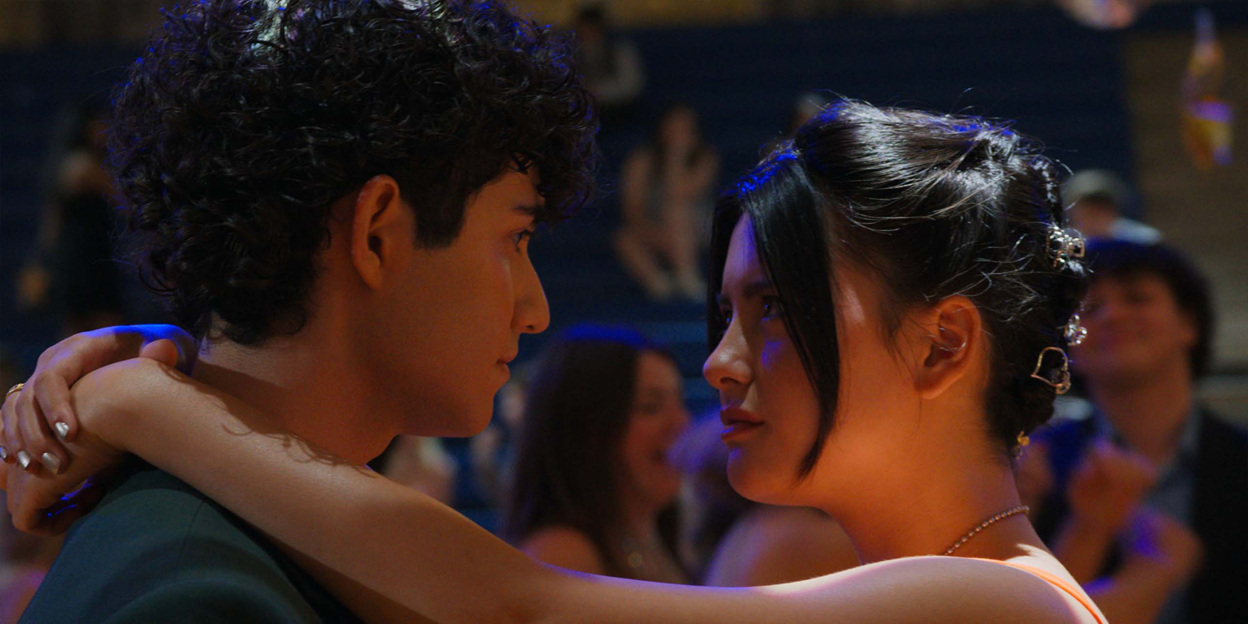 Wyatt (Nolan Almeida) danse avec Kai (Oona Yaffe) dans Brothers.