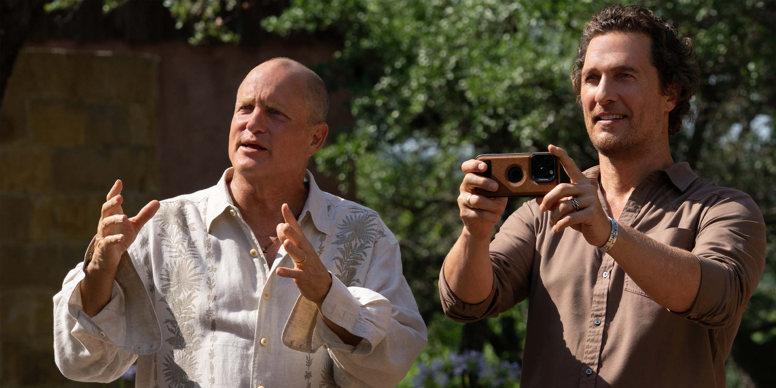 Woody Harrelson et Matthew McConaughey prenant des photos dans Brothers.