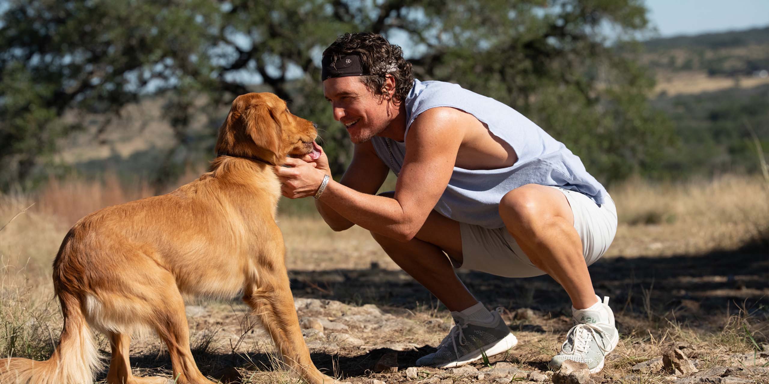 Matthew McConaughey caressant son chien dans Brothers.