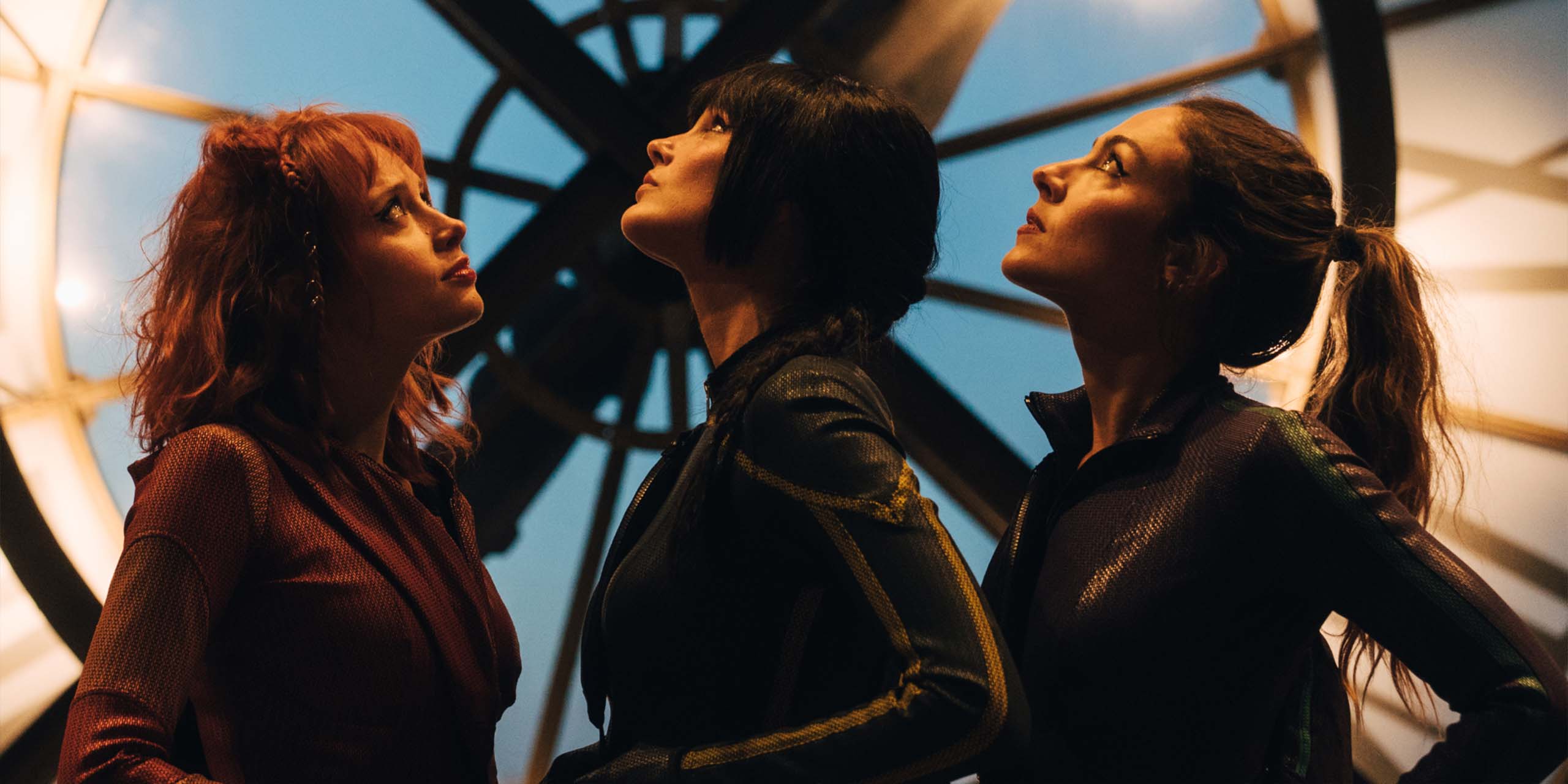 Tamara (Camille Lou), Sylia (Constance Labbé) et Alexia (Claire Romain) mènent leur enquête dans la saison 2 de Cat's Eyes.