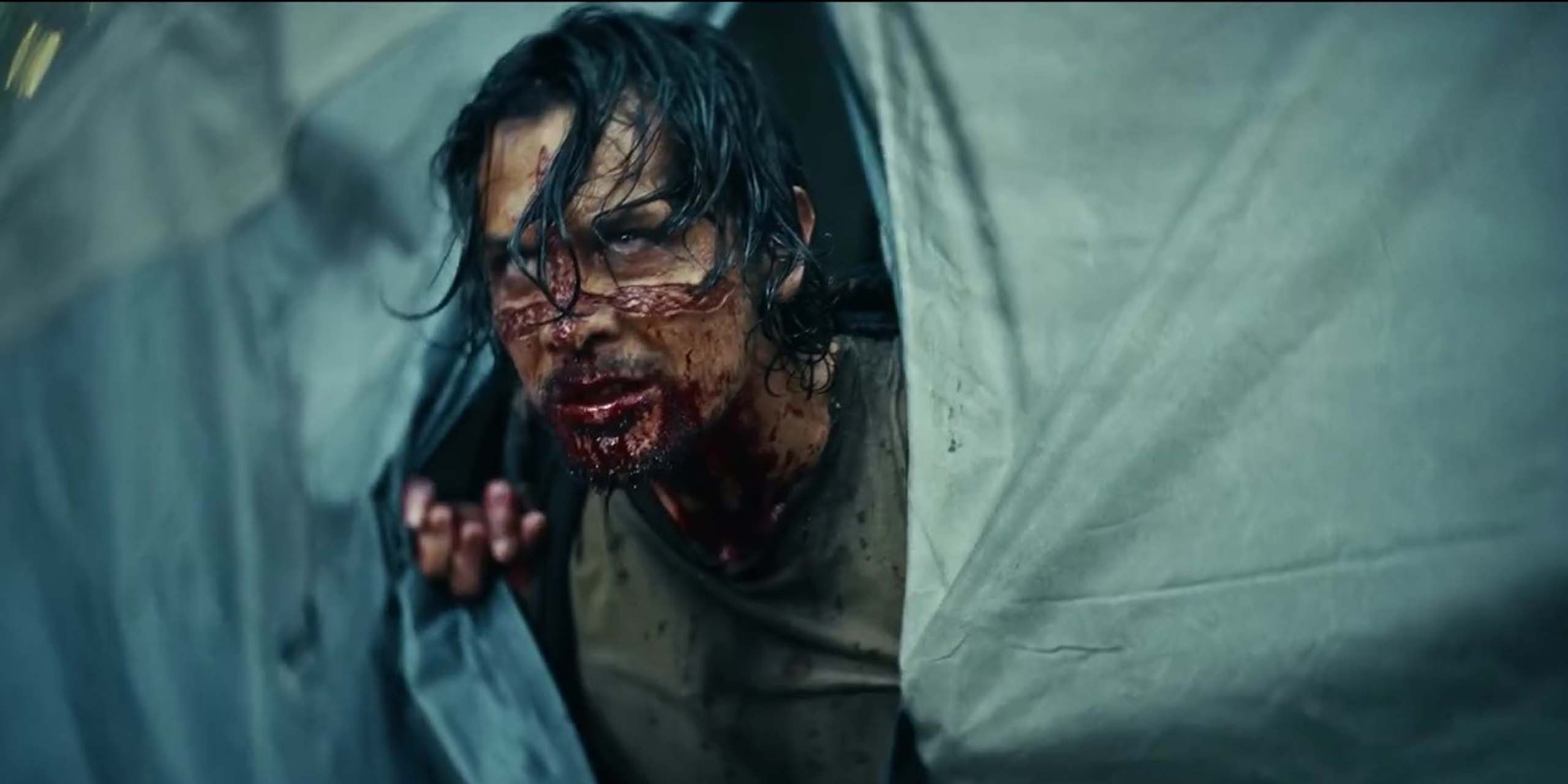 Un infecté sort d'une tente dans le film Crossed (2026)