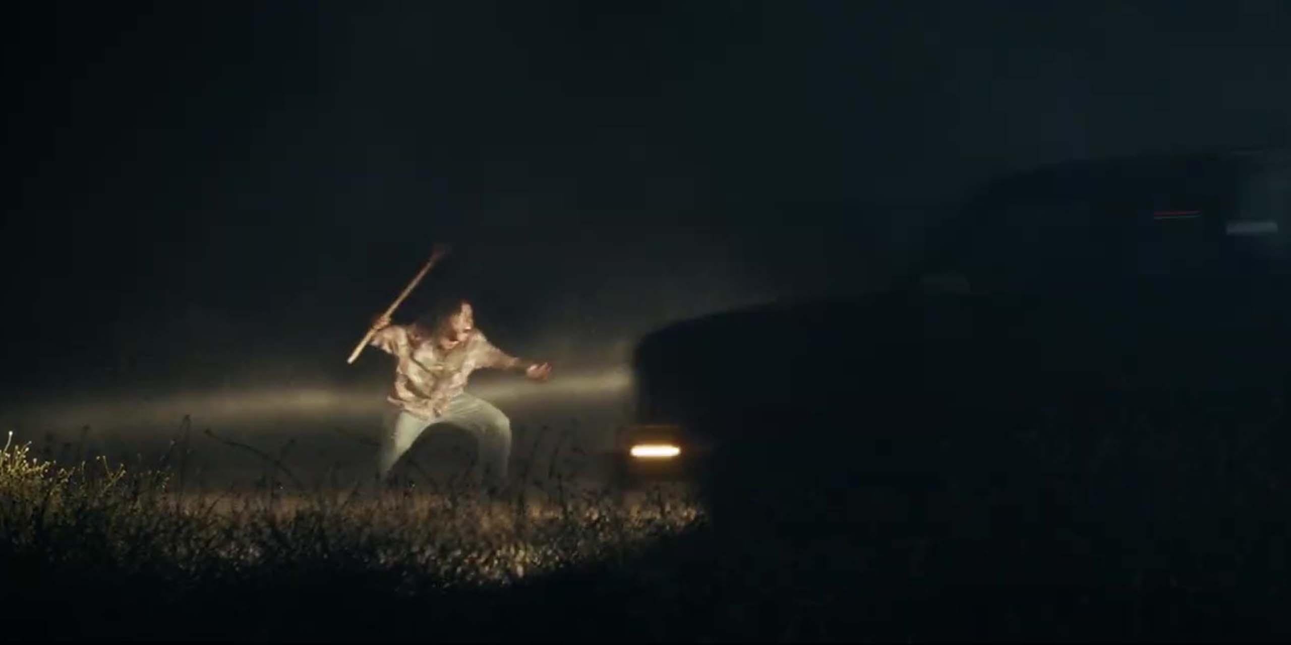 Un infecté arrête une voiture durant la nuit dans Crossed (2026).
