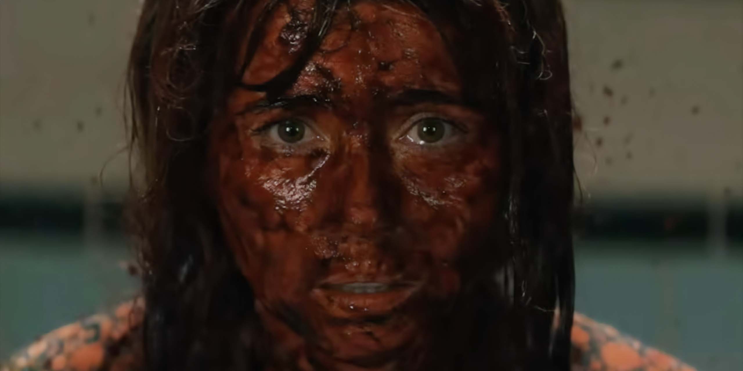 Pam Voorhees (Linda Cardellini) recouverte de sang dans la série Crystal Lake.