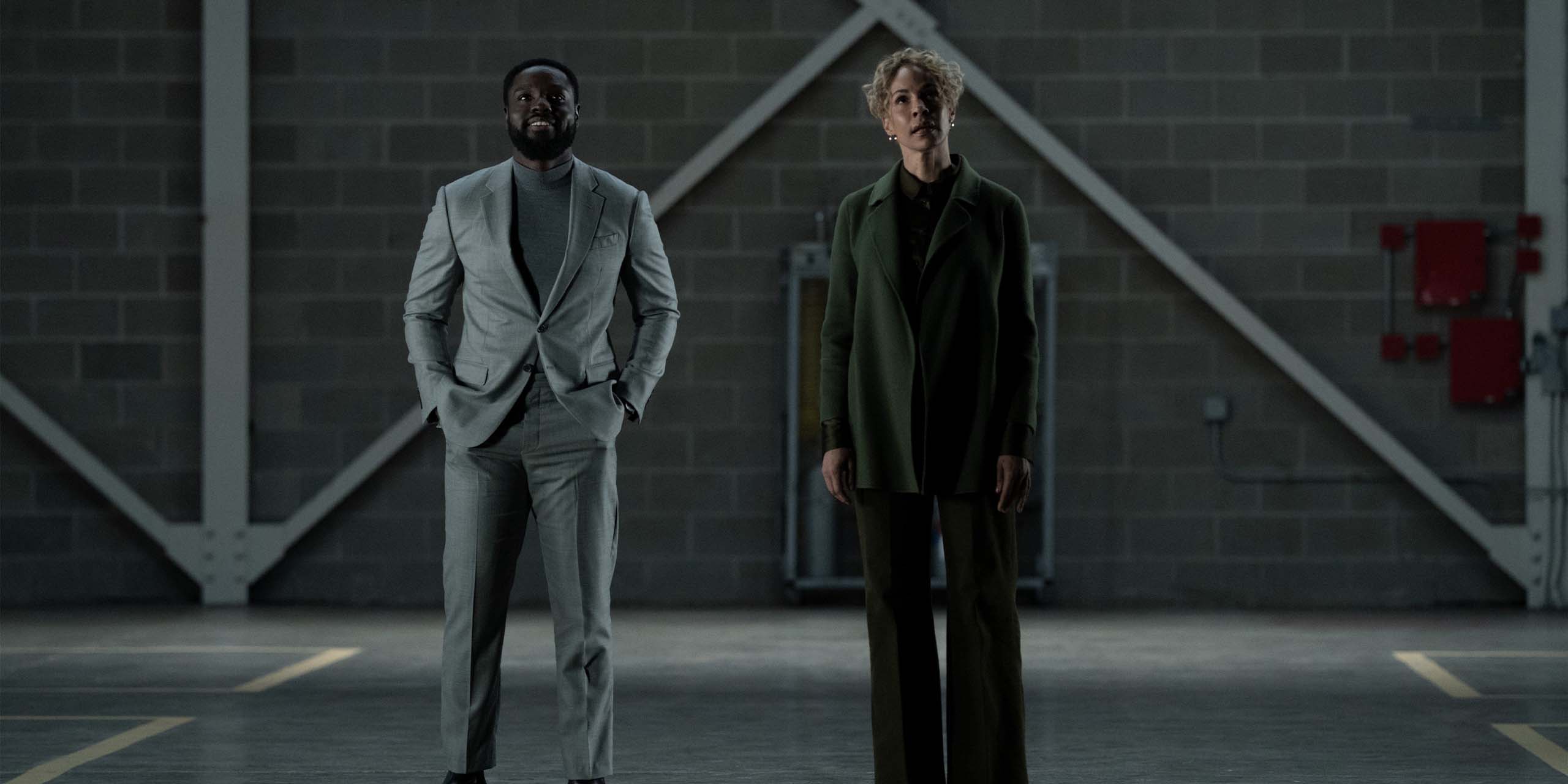 Leighton2 (Dayo Okeniyi) fait visiter à Blair2 (Amanda Brugel) l'installation dans la saison 2 de Dark Matter.
