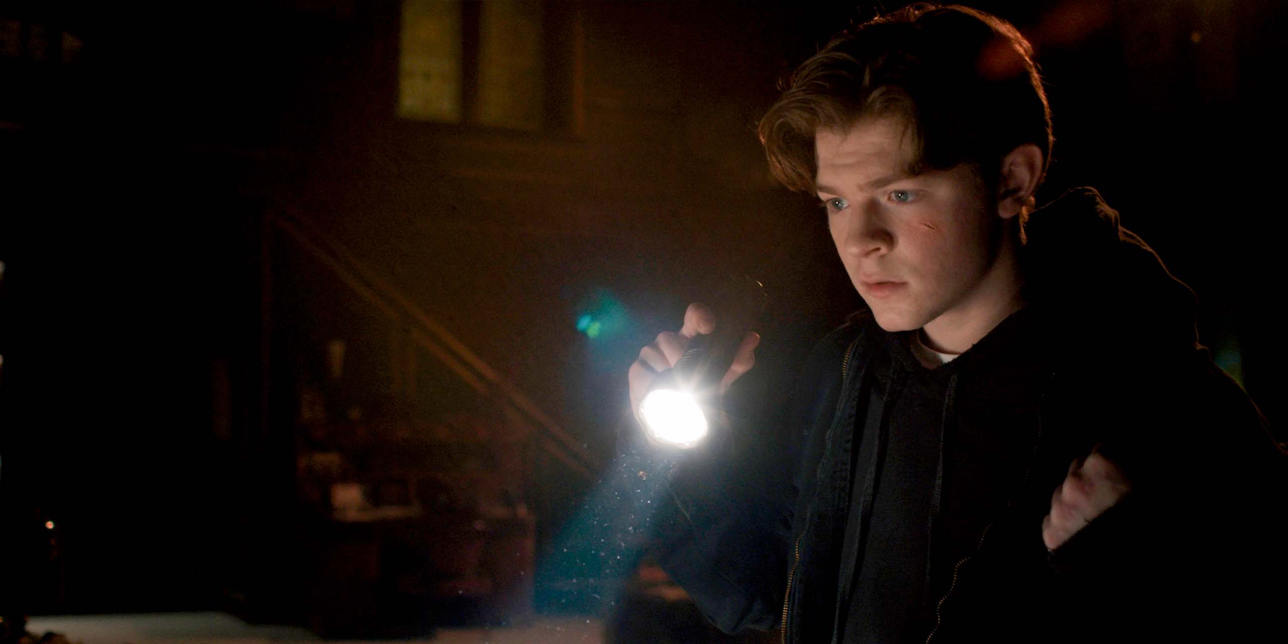Charlie (Oakes Fegley) utilisant une lampe torche dans la saison 2 de Dark Matter.