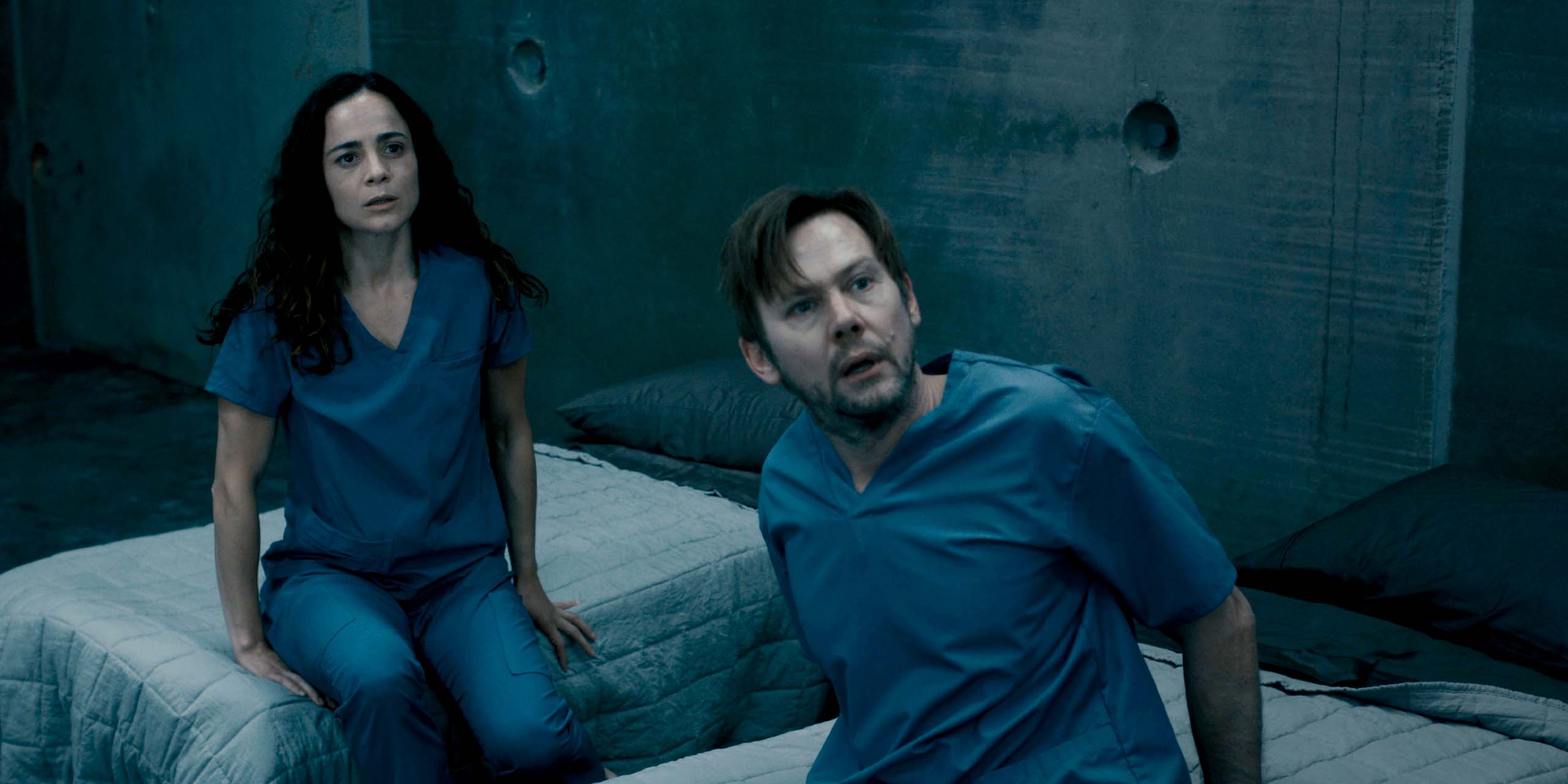 Ryan1 (Jimmi Simpson) et Amanda2 (Alice Braga) sont toujours détenus dans la saison 2 de Dark Matter.