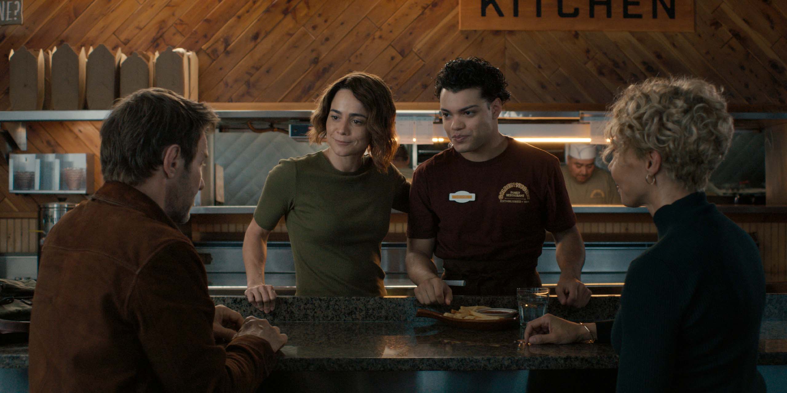 Amanda (Alice Braga) au restaurant face à
Blair Caplan (Amanda Brugel) et Jason Dessen (Joel Edgerton) dans la saison 2 de Dark Matter.