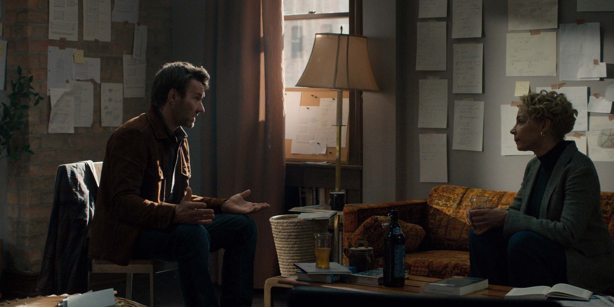 Jason Dessen (Joel Edgerton) parlant à Blair Caplan (Amanda Brugel) dans la saison 2 de Dark Matter.