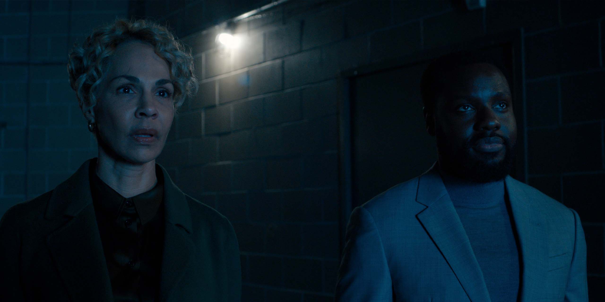 Leighton Vance (Dayo Okeniyi) et Blair Caplan (Amanda Brugel) face à la nouvelle boîte dans la saison 2 de Dark Matter.
