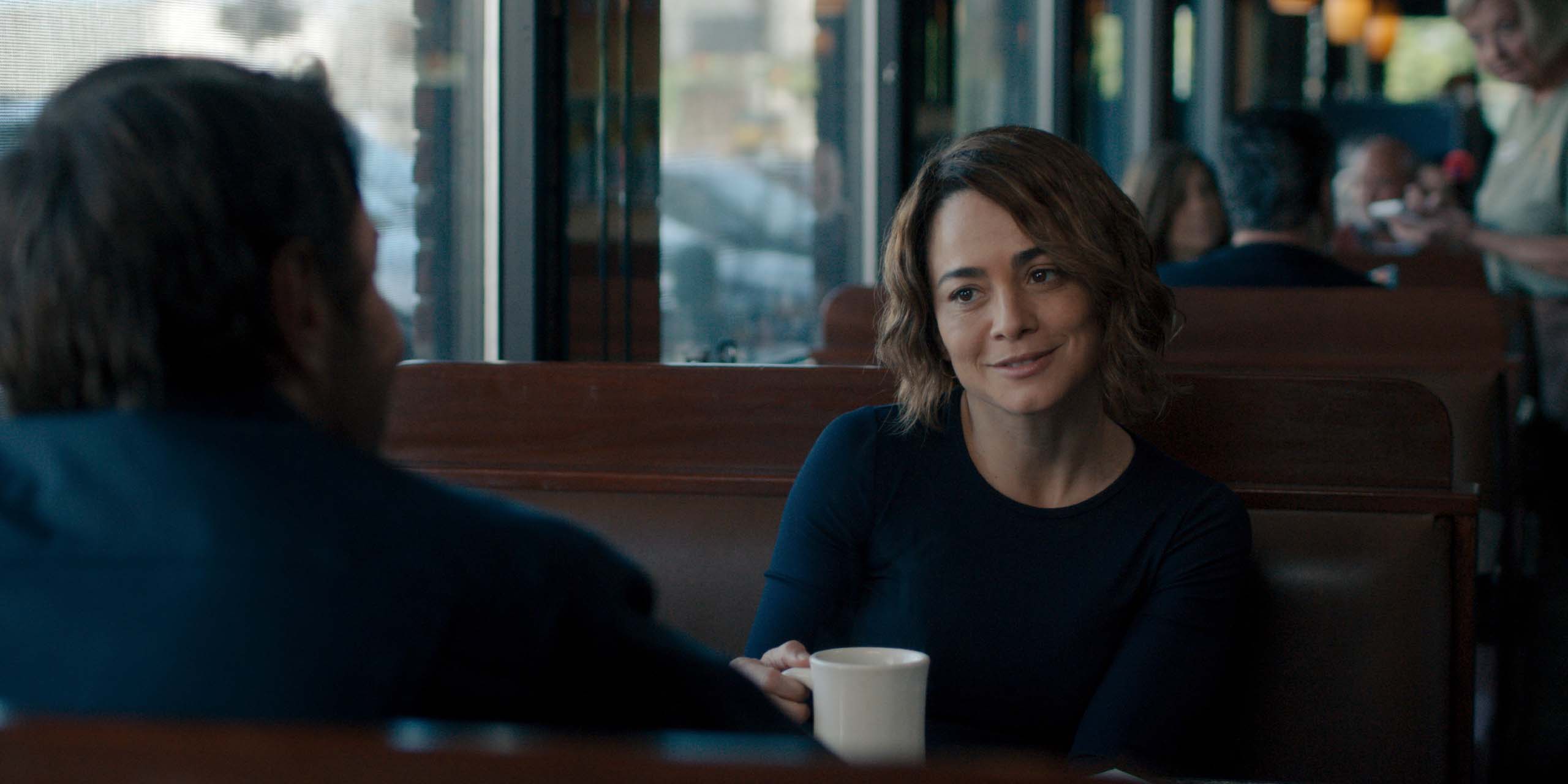 Jason Dessen (Joel Edgerton) et Amanda (Alice Braga) dans un restaurant dans la saison 2 de Dark Matter.