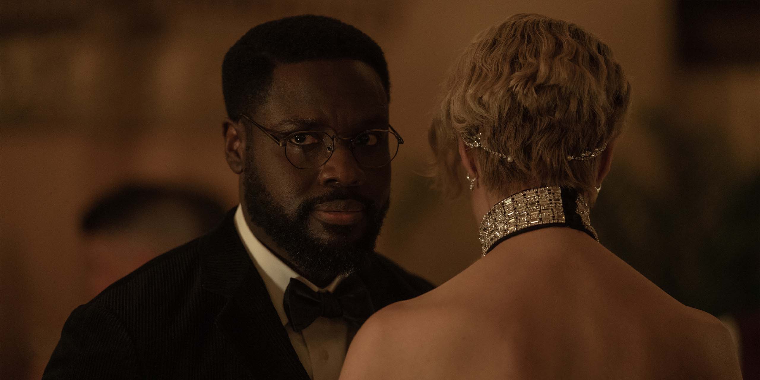 Leighton Vance (Dayo Okeniyi) et Blair Caplan (Amanda Brugel) dans la saison 2 de Dark Matter.