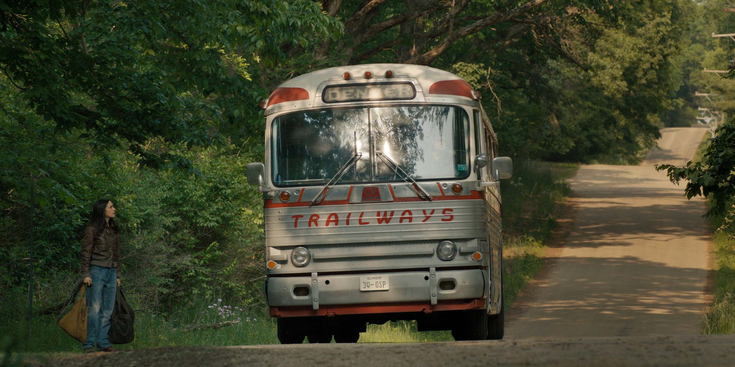 Daniela (Jennifer Connelly) prenant le bus dans la saison 2 de Dark Matter.