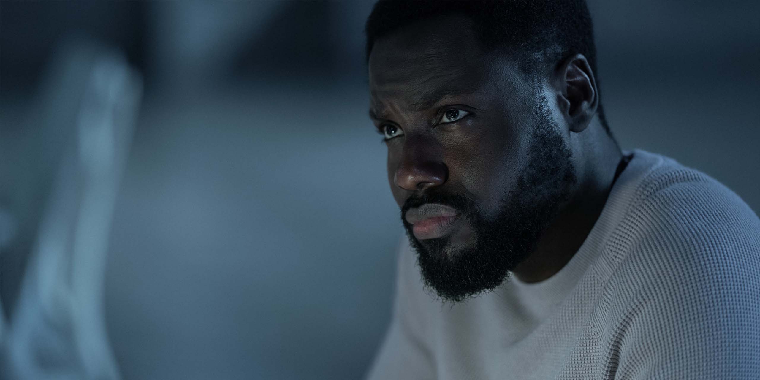 Leighton Vance (Dayo Okeniyi) sortant de la boîte dans la saison 2 de Dark Matter.